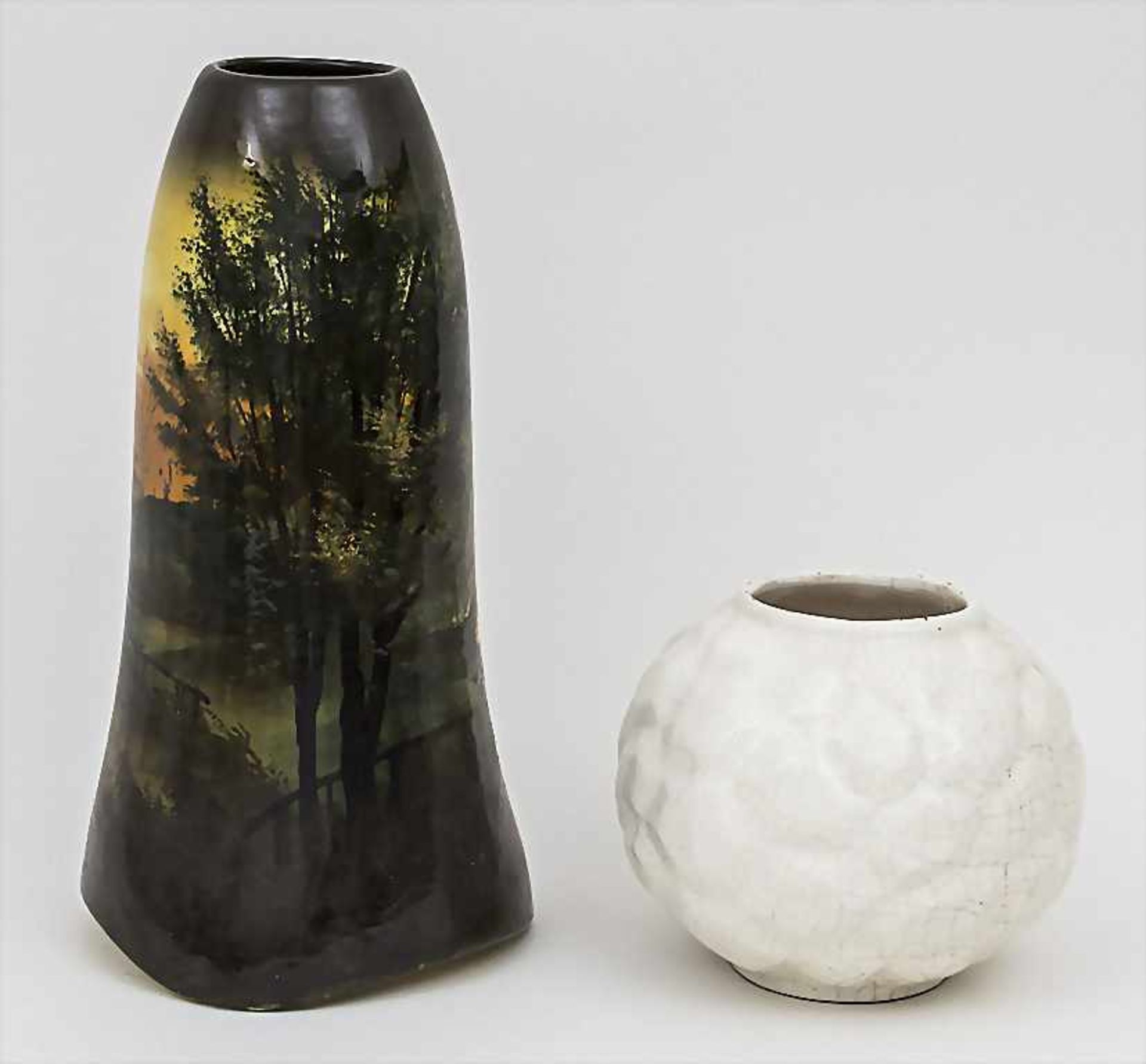 2 Keramikvasen / 2 ceramic vases, um 1900 1 cremeweiße Vase mit Wabendekor und Craqueléglasur, 1 - Bild 2 aus 4