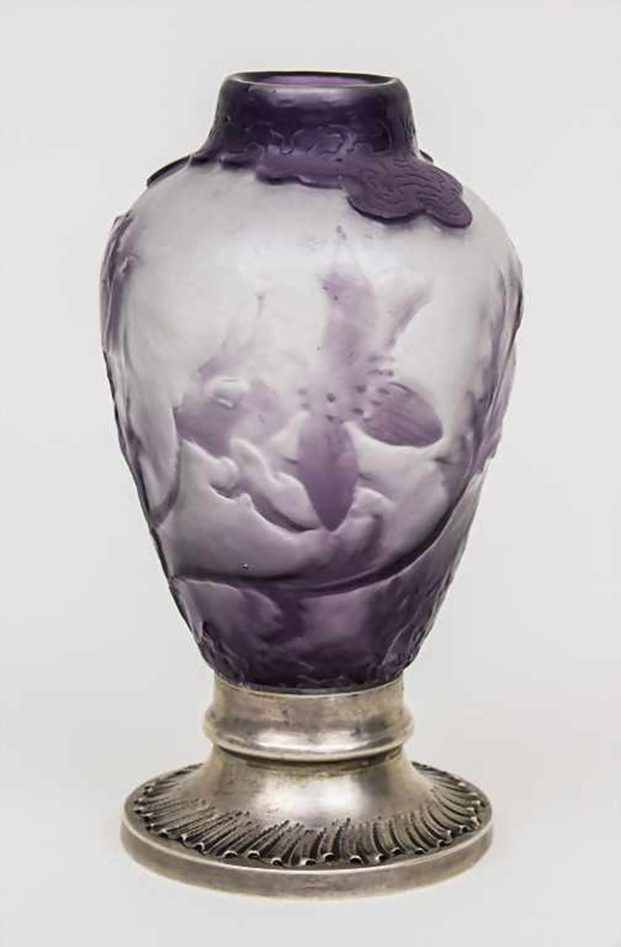 Emile Gallé (1846-1904), Vase mit Blumendekor / A vase with flowers, Frankreich, um 1900 Material: