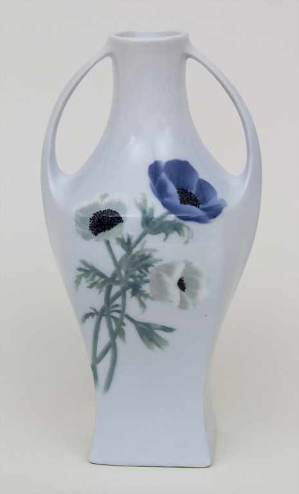 Jugendstil Henkelvase mit Anemonen / An Art Nouveau vase with handles and anemones, Metzler &