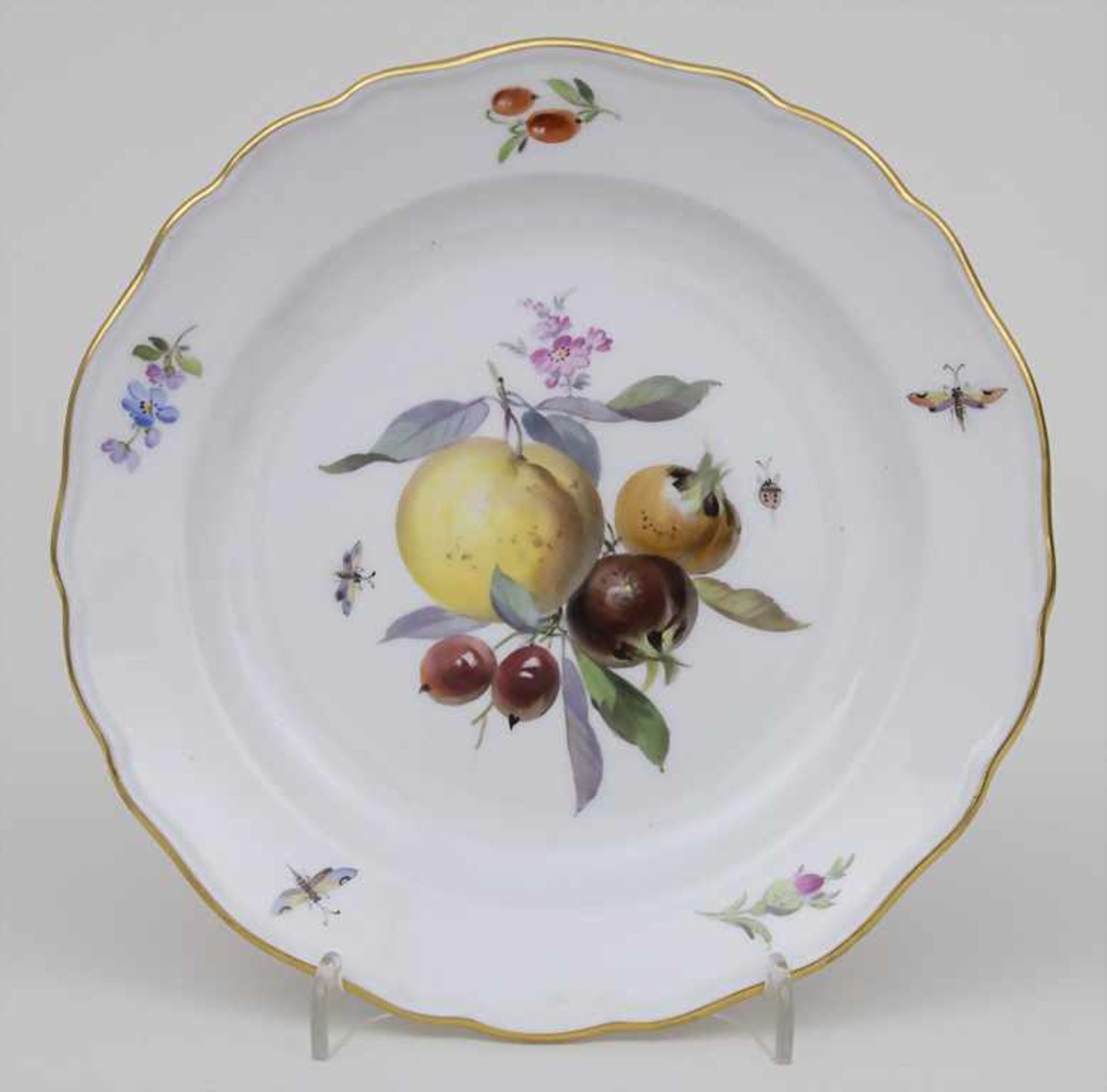 Dessertteller mit Früchtemalerei / A dessert plate with fruits, Meissen, um 1860 Material:
