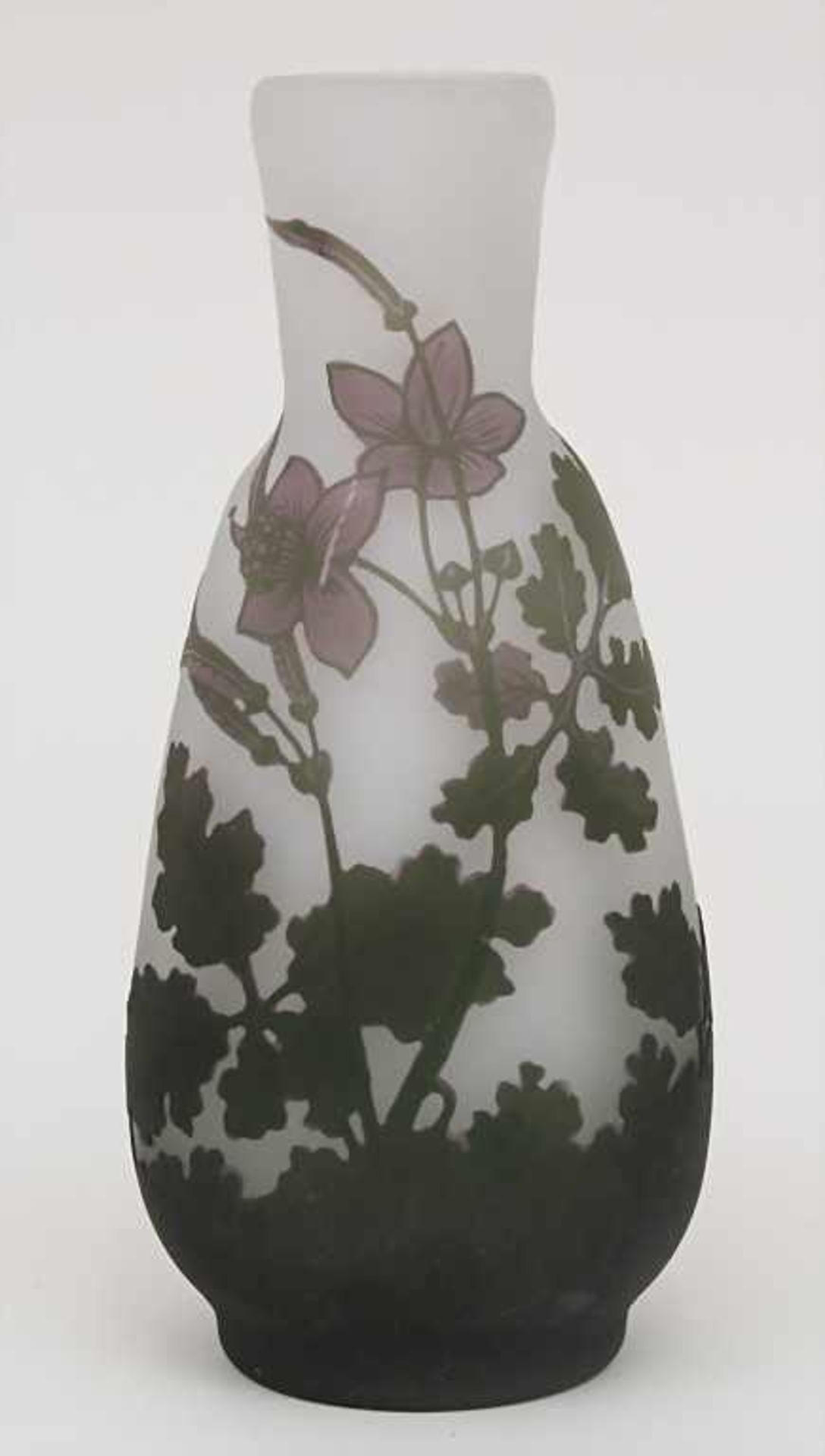 Jugendstil Vase mit Blumen / An Art Nouveau vase with flowers, Vereinigte Lausitzer Glaswerke,