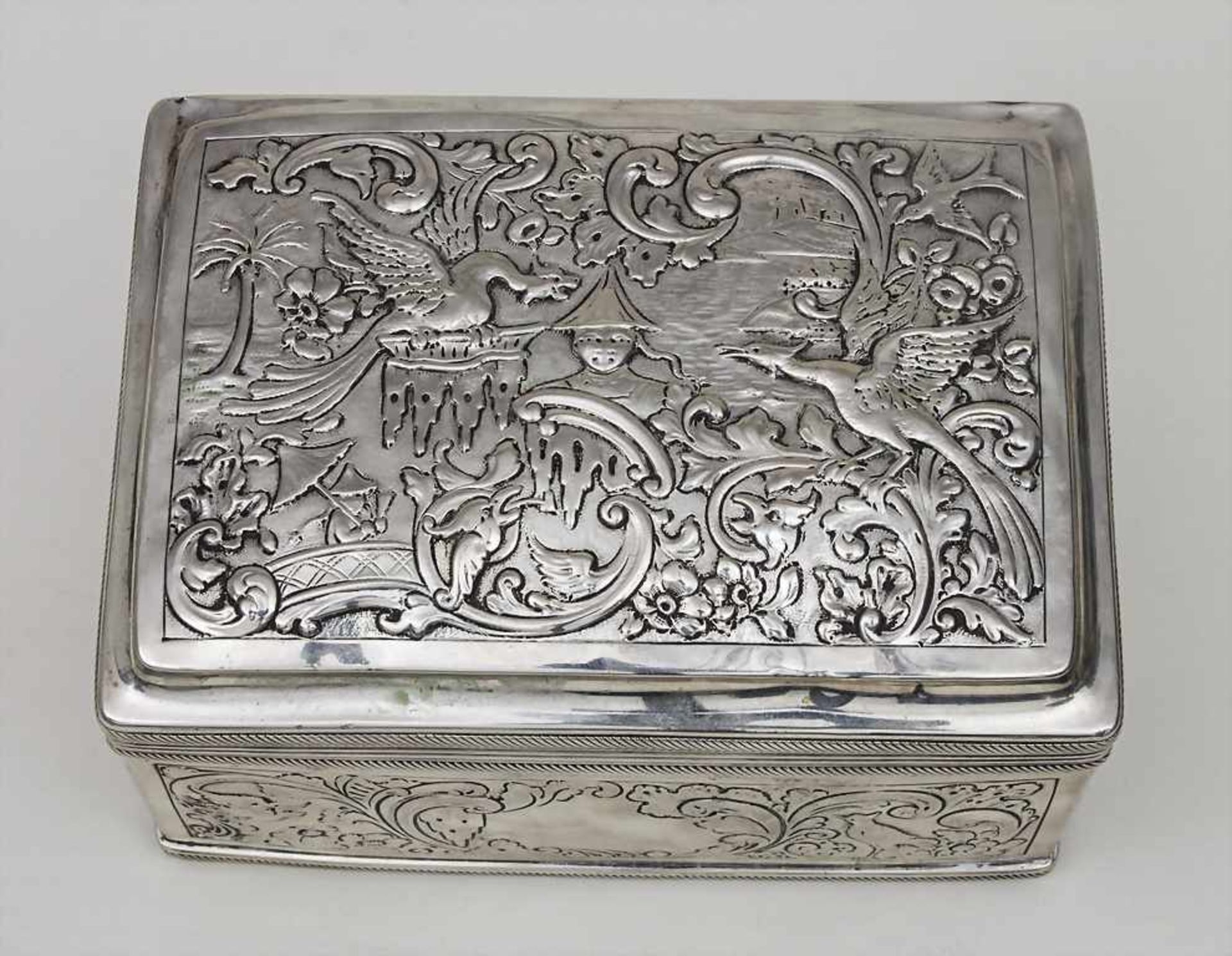 Silber-Deckeldose mit Figurendekor / A silver box and cover with figural decoration, Niederlande,