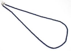 Kette mit unterschiedlich geschliffenen Saphirperlen, 925er Silber-Schließe, L. 60 cm