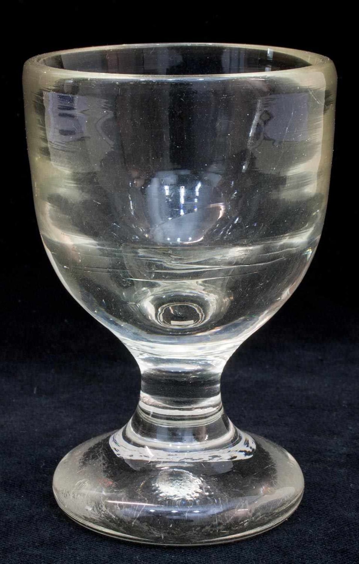 Weinglas Mecklenburger Waldglas 19. Jh., dickwandiges Klarglas, H. 9,5 cm, Fundort: Schwerin