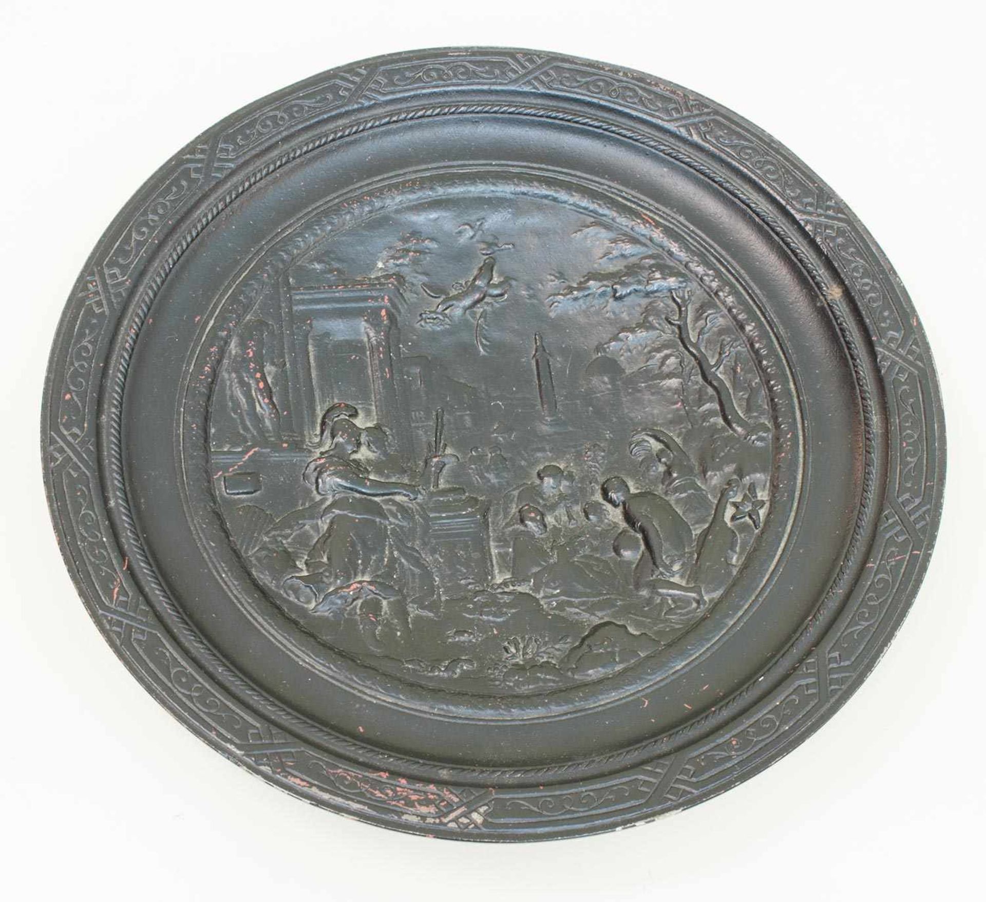 Eisenguss-Teller Husqvanar Waffenfabrik/ Schweden, mit antikem Reliefdekor, D. 21 cm