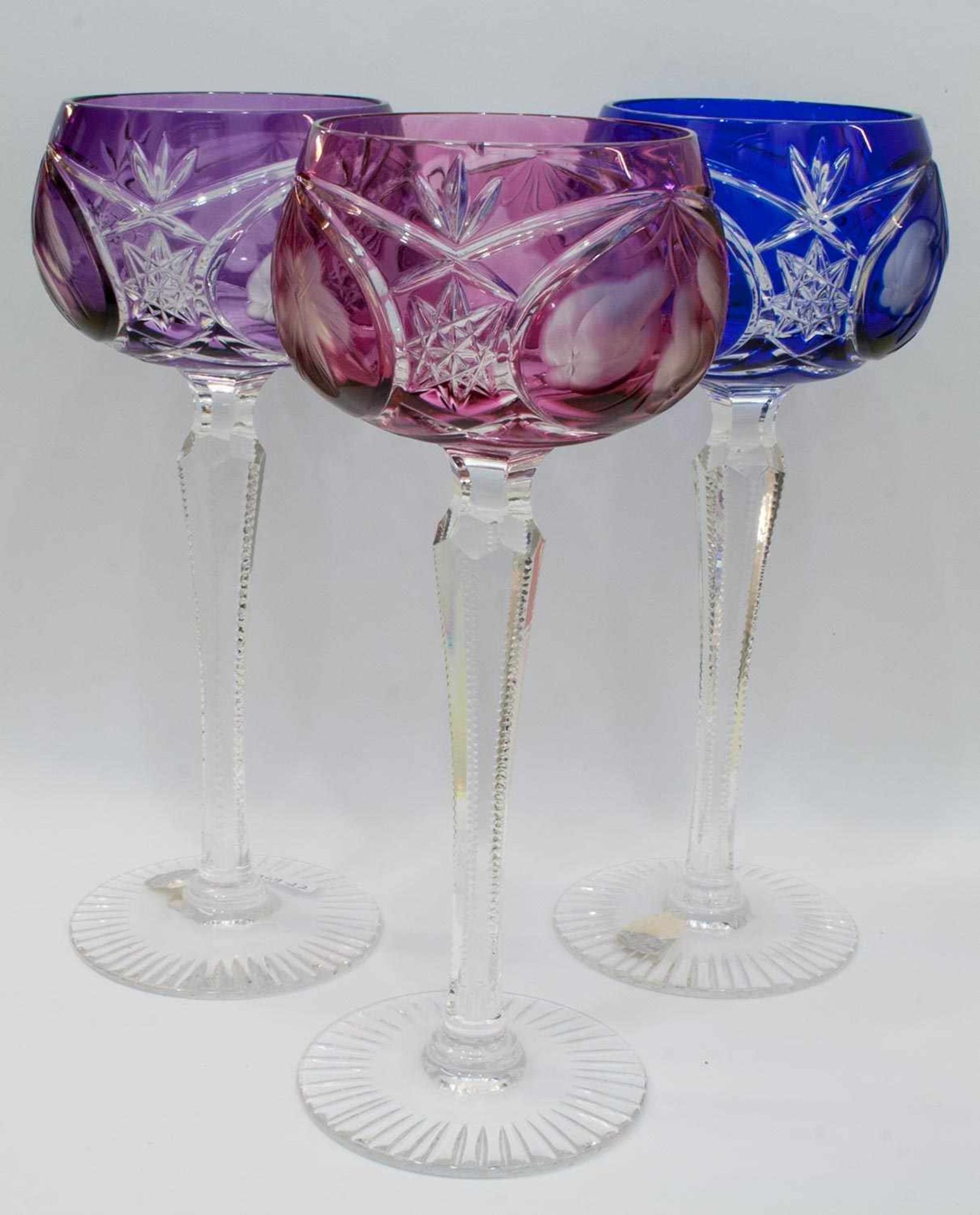 3 Weinkelche Kristallglas geschliffen, Kuppa untersch. überfangen, H. 20 cm