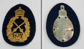 Ärmelabzeichen Kaiserabzeichen der Infanterie 1907, Herst. C.E.Juncker Berlin, auf dunkelblauem Tuch
