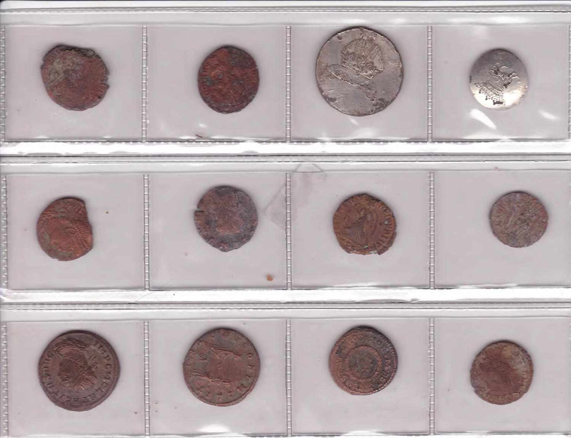 Lot Münzen antike Kupfermünzen, 10 Stück, dazu 2 Knöpfe