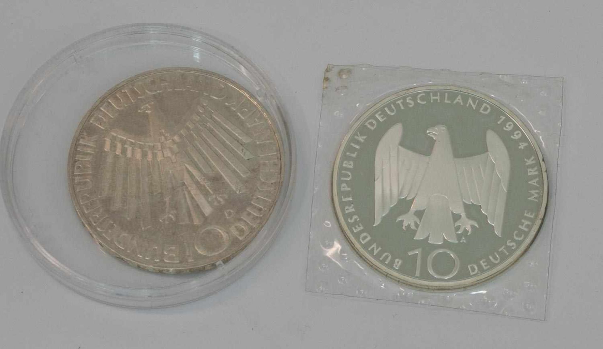 2 x 10 DM BRD, 1972 D (Olympische Spiele), 1994 A (Deutscher Wiederstand), Silber