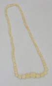 Kette Beinperlen im Verlauf, 25 Perlen floral beschnitzt, Schraubverschluß, L. 43 cm
