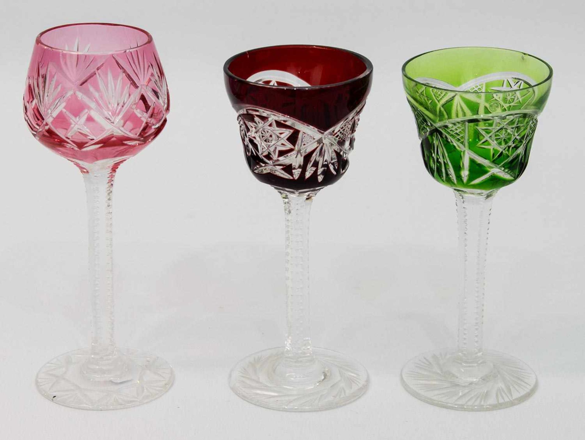 3 Likörgläser Kristallglas, untersch. Formen und untersch. überfangen, H. 12 - 13,5 cm
