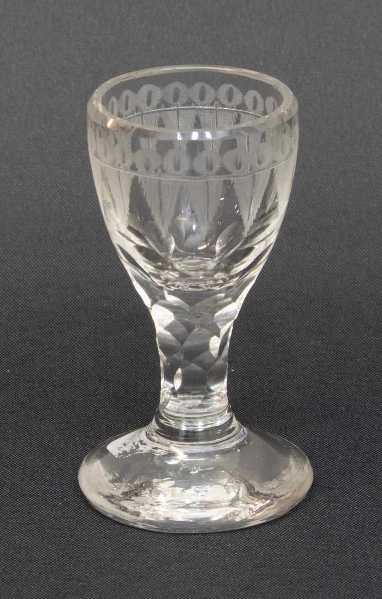 Likörstengelglas um 1900, facettiert geschliffener Schaft und geätzte Kuppa, H. 7,5 cm