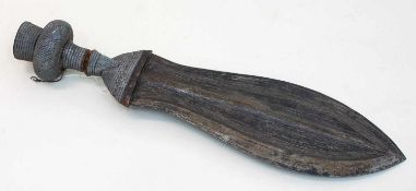 Messer der Kuba, Zentralafrika um 1900, beidseitig gegratete Klinge, aufwändig benagelter Holzgriff,