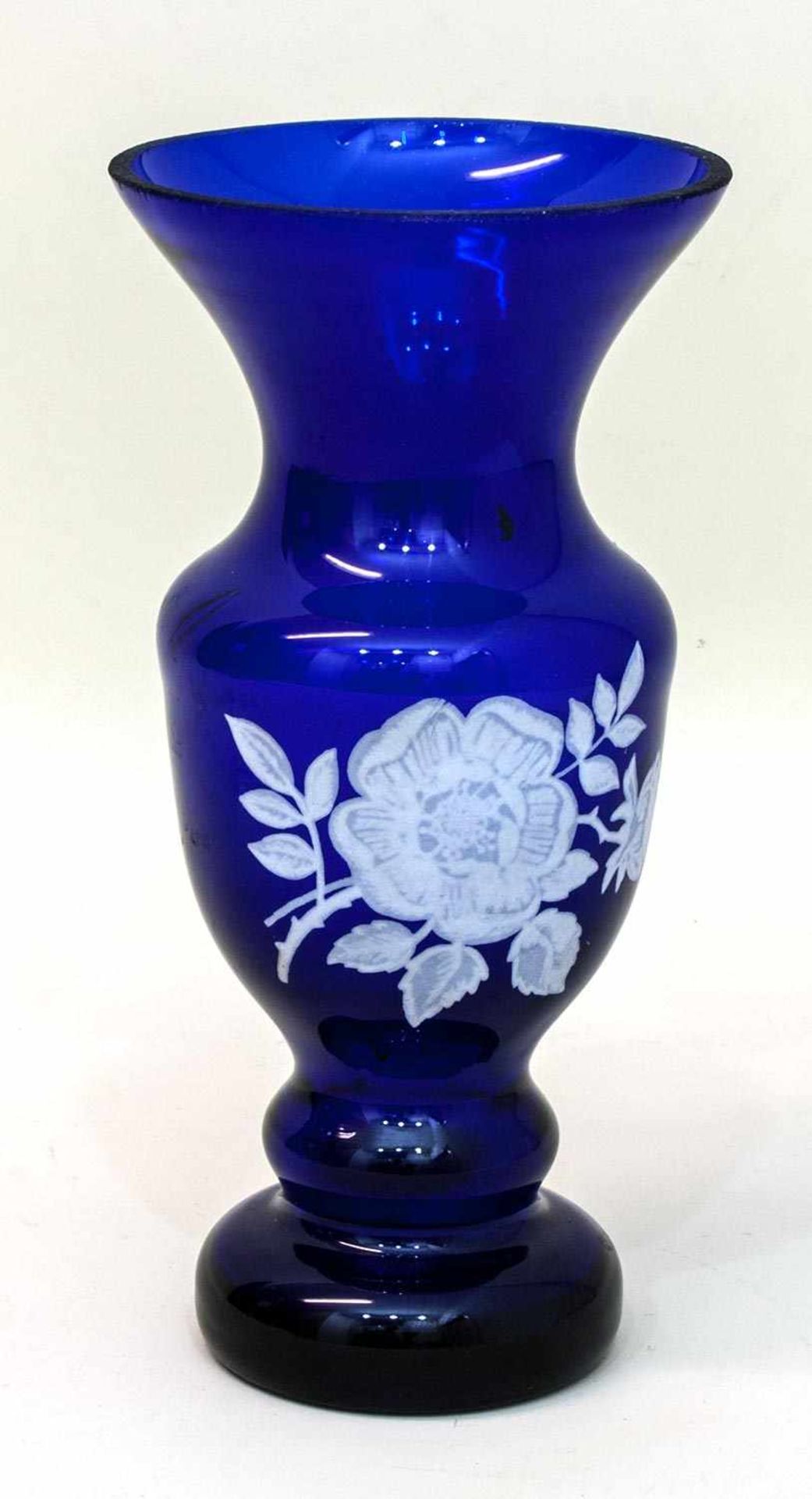 Blauglasvase 2. Drittel 19. Jh., Blauglas mit Schneemalerei, Balusterform, H. 21 cm