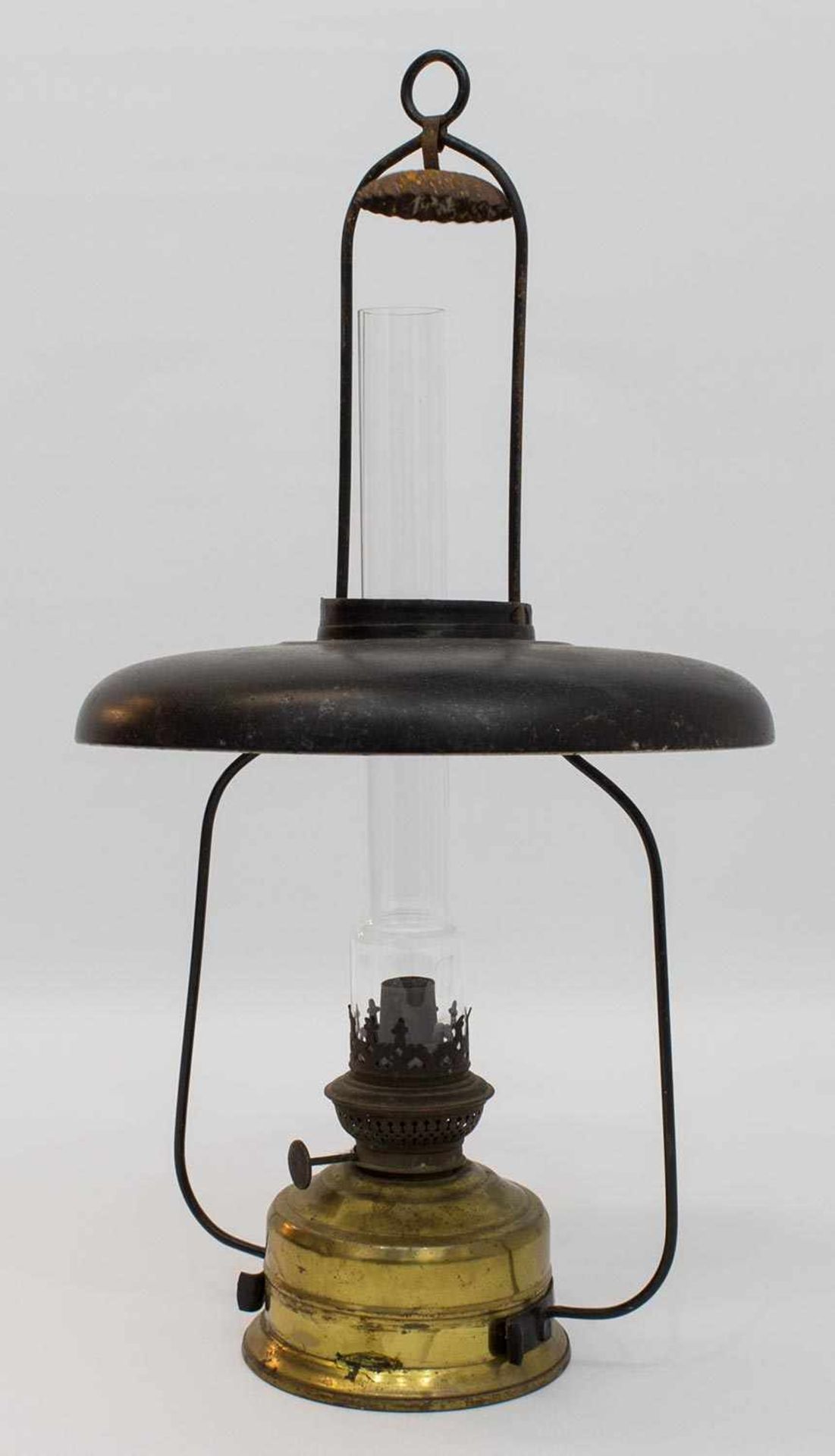 Hängepetroleumlampe um 1910, Messingbehälter u. schwarzer Metallschirm, H. 46 cm