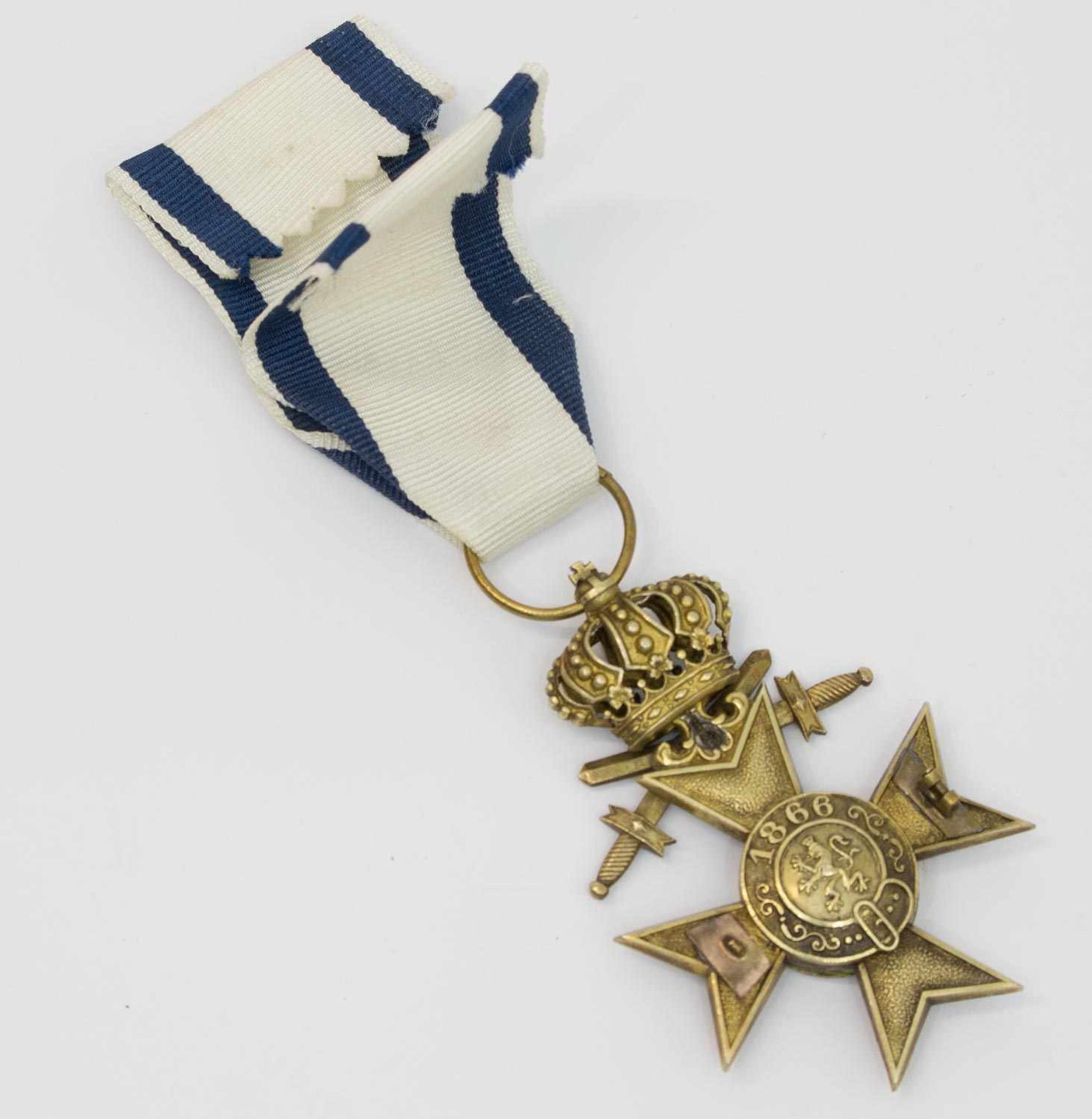 Verdienstkreuz Bayern, II. Kl., mit Krone und Schwertern, am Band (3. Form 1913), später angelöteter - Bild 2 aus 2
