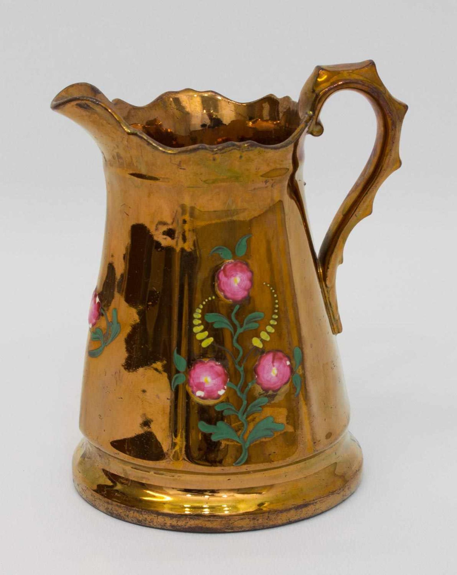 Milchkrug England, Ende 19. Jh., Kupferlüsterglasur mit polychromen Blumendekor, H. 15 cm