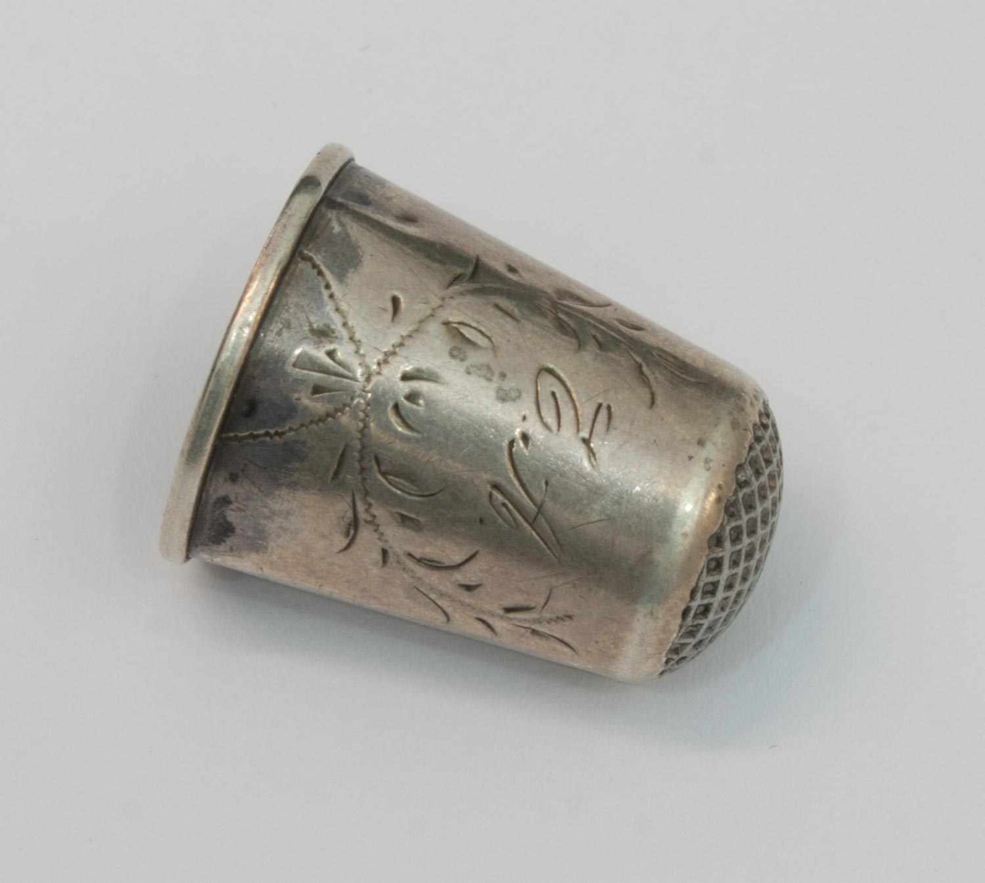 Fingerhut Schweden 1907, 830er Silber, floraler ziselierter Dekor, H. 2,2 cm