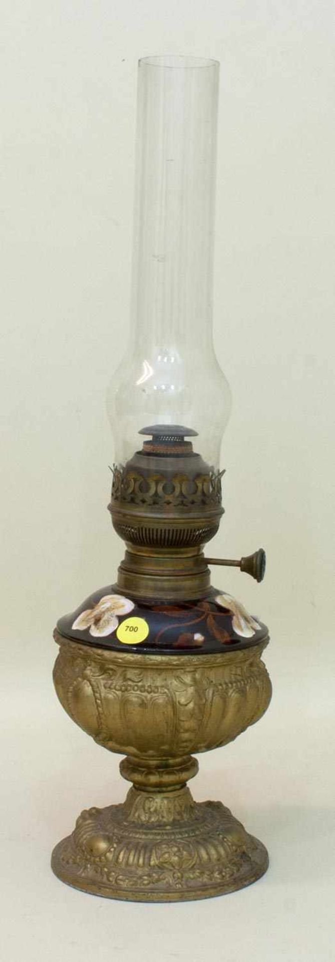 Petroleum Lampe Gründerzeit um 1890, bronzierter Weißmetallfuß mit Fayenceeinsatz, H 51 cm