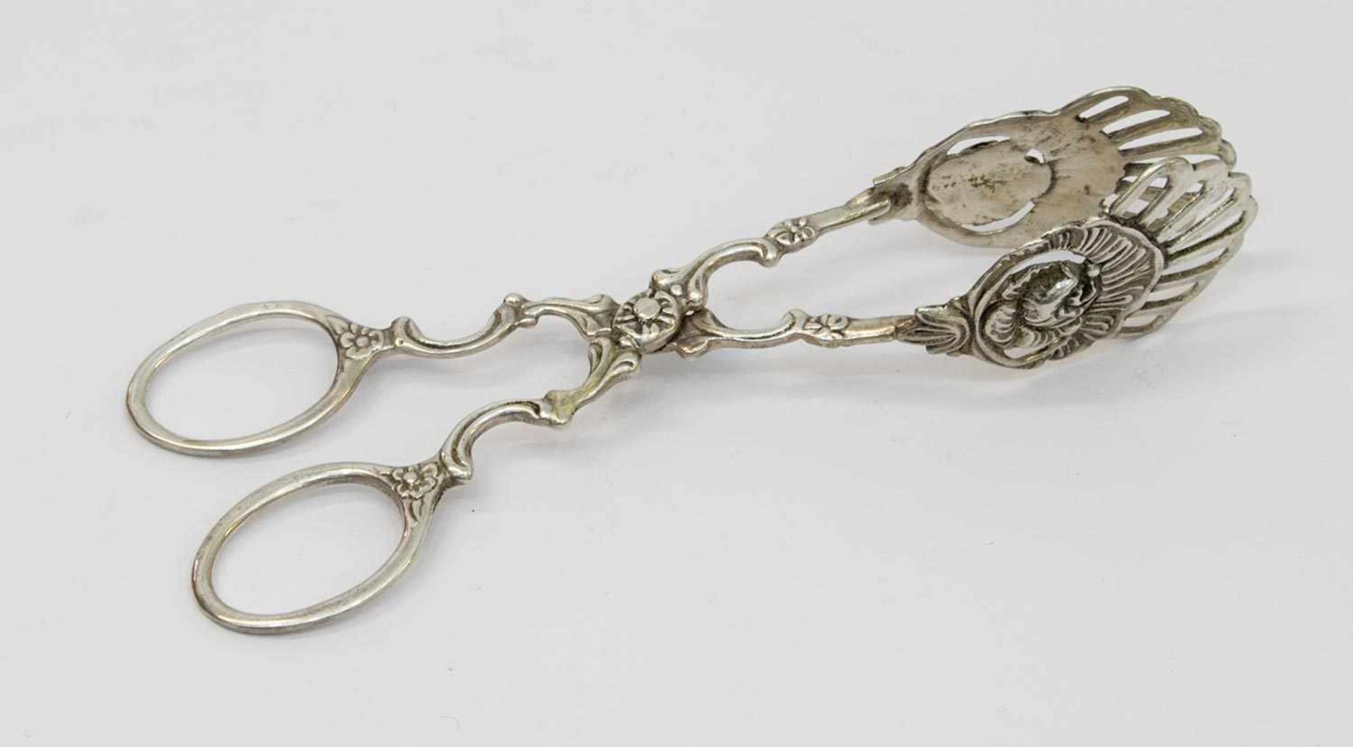 Gebäckzange Schweden, 830er Silber, mit Meistermarken, durchbrochener Rosendekor, L. 13 cm