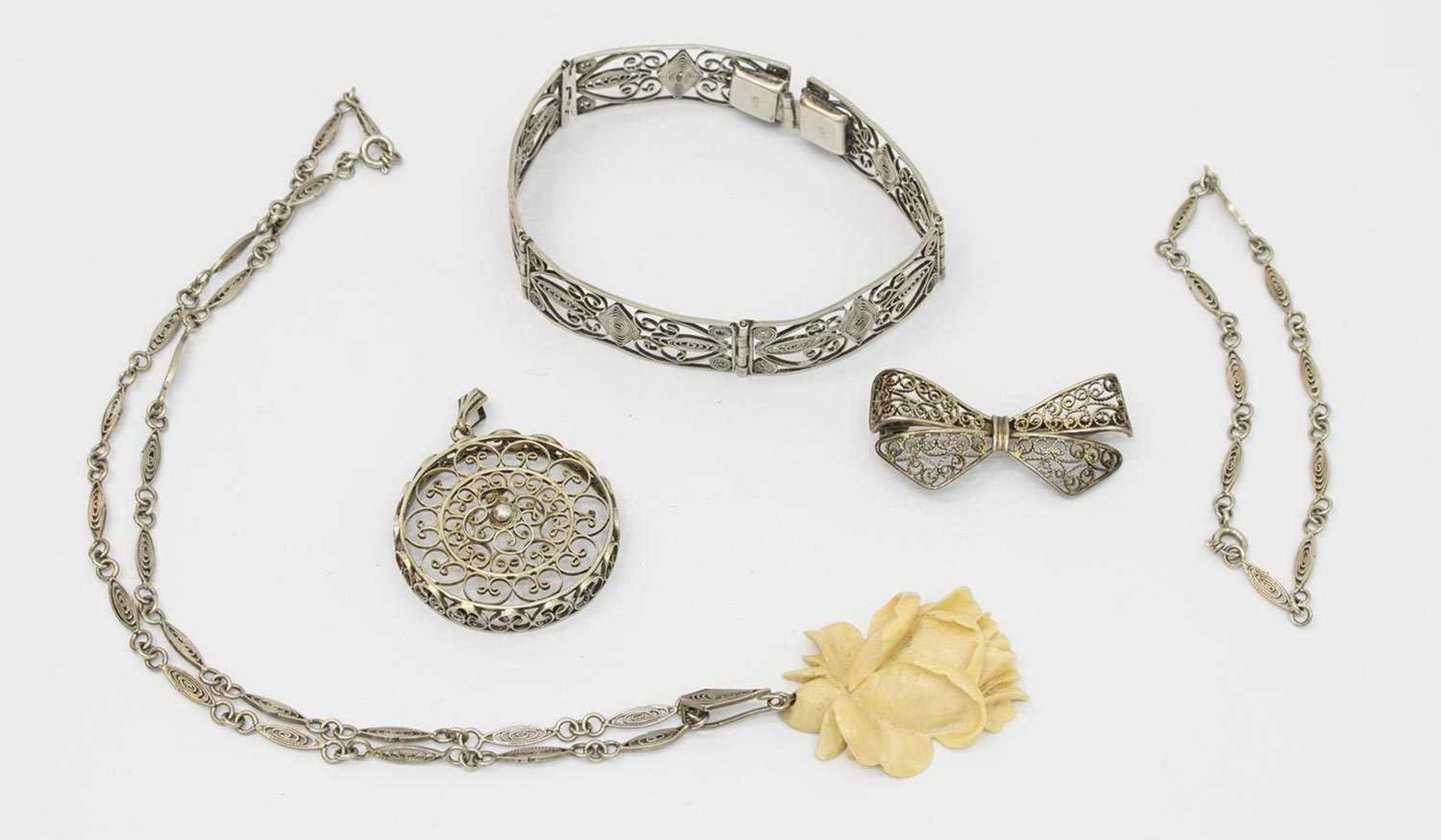 Posten Silber um 1900, 835er Silber, feine Drahtwicklung, 2 Armbänder, Kette mit Beinanhänger,