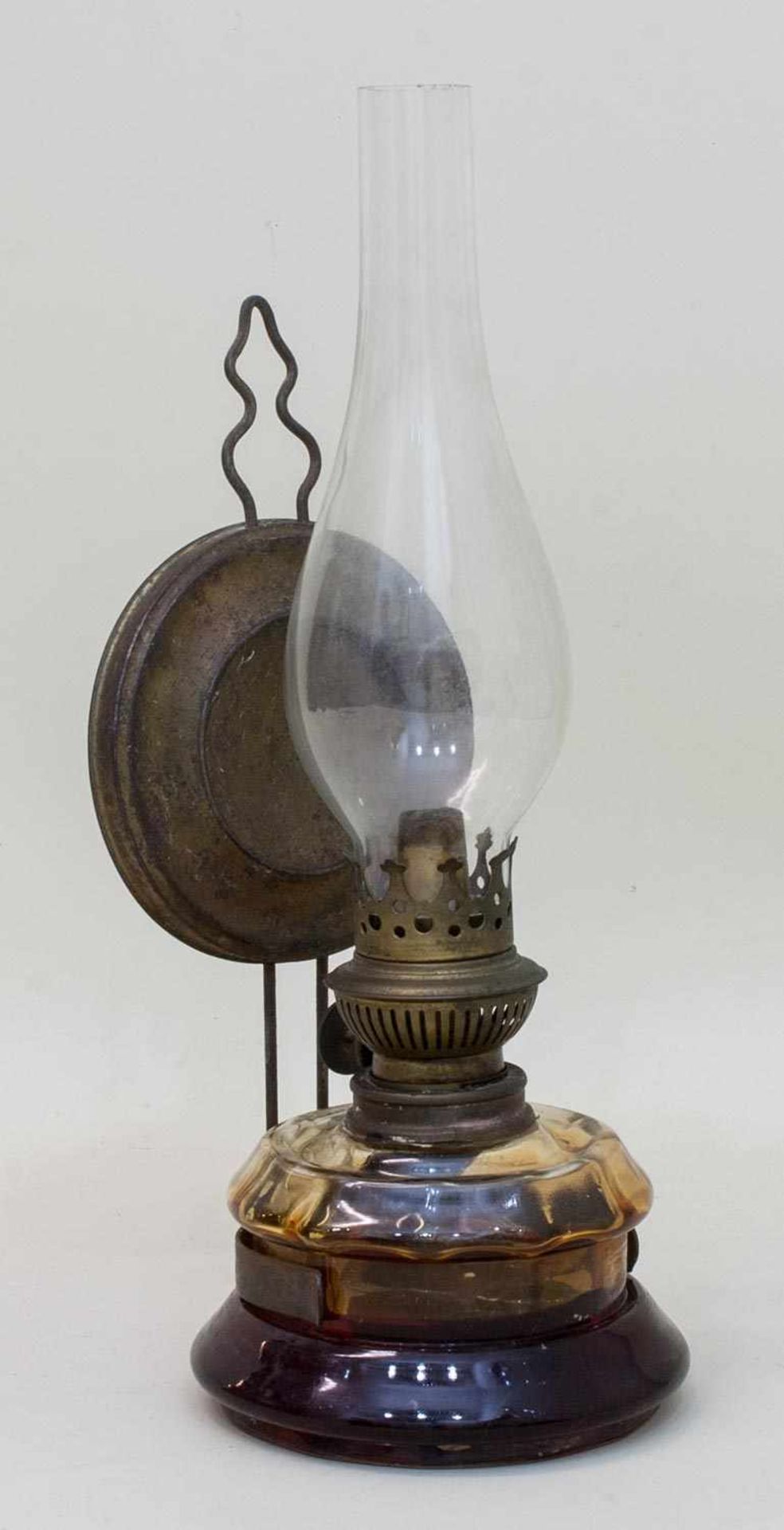 Petroleum Lampe um 1900, Glaskorpus, Hängevorrichtung mit Blaker, H. 33 cm