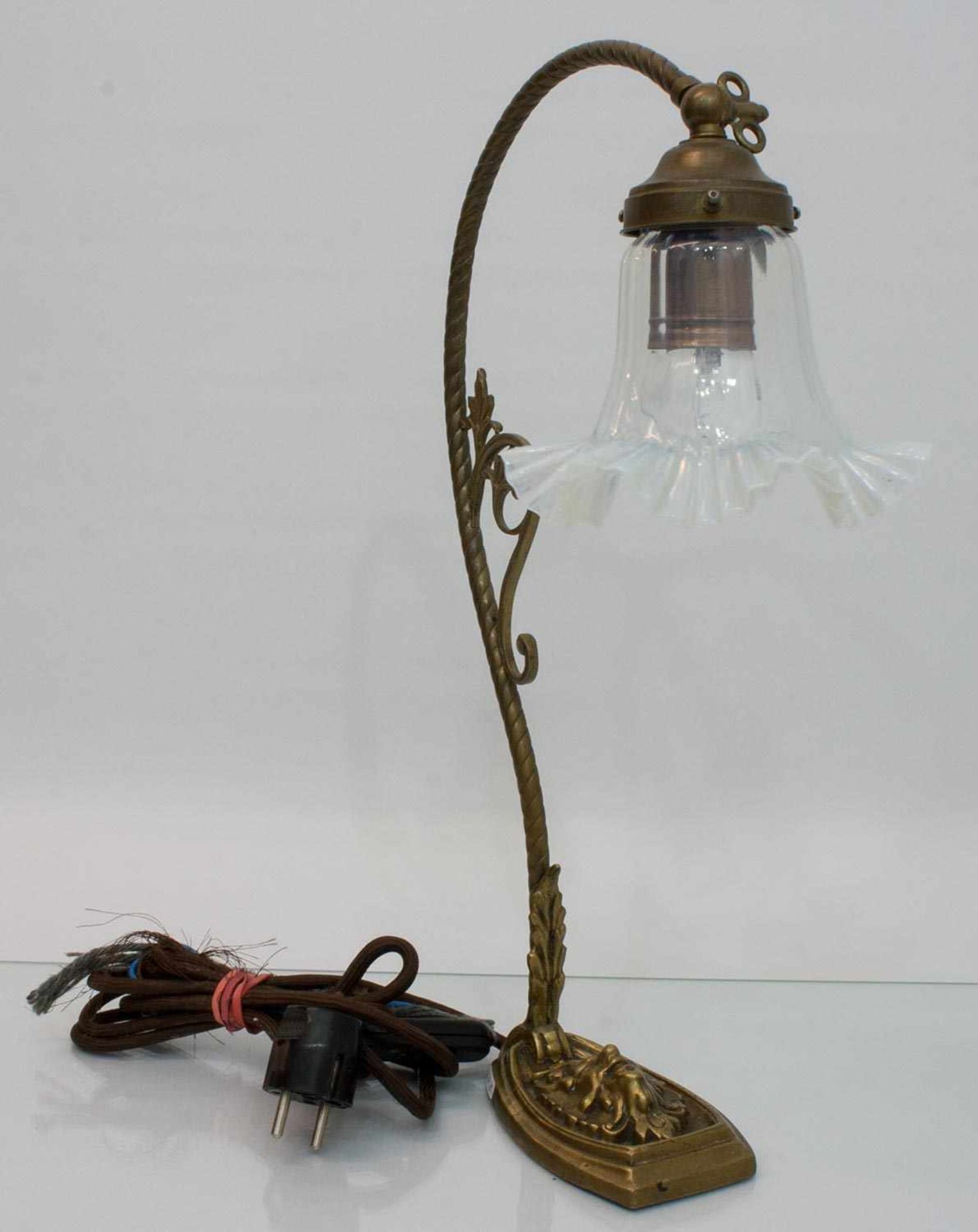 Jugendstil Tischlampe Frankreich um 1900, massiver Messingfuß mit halbplastischer Fratze,