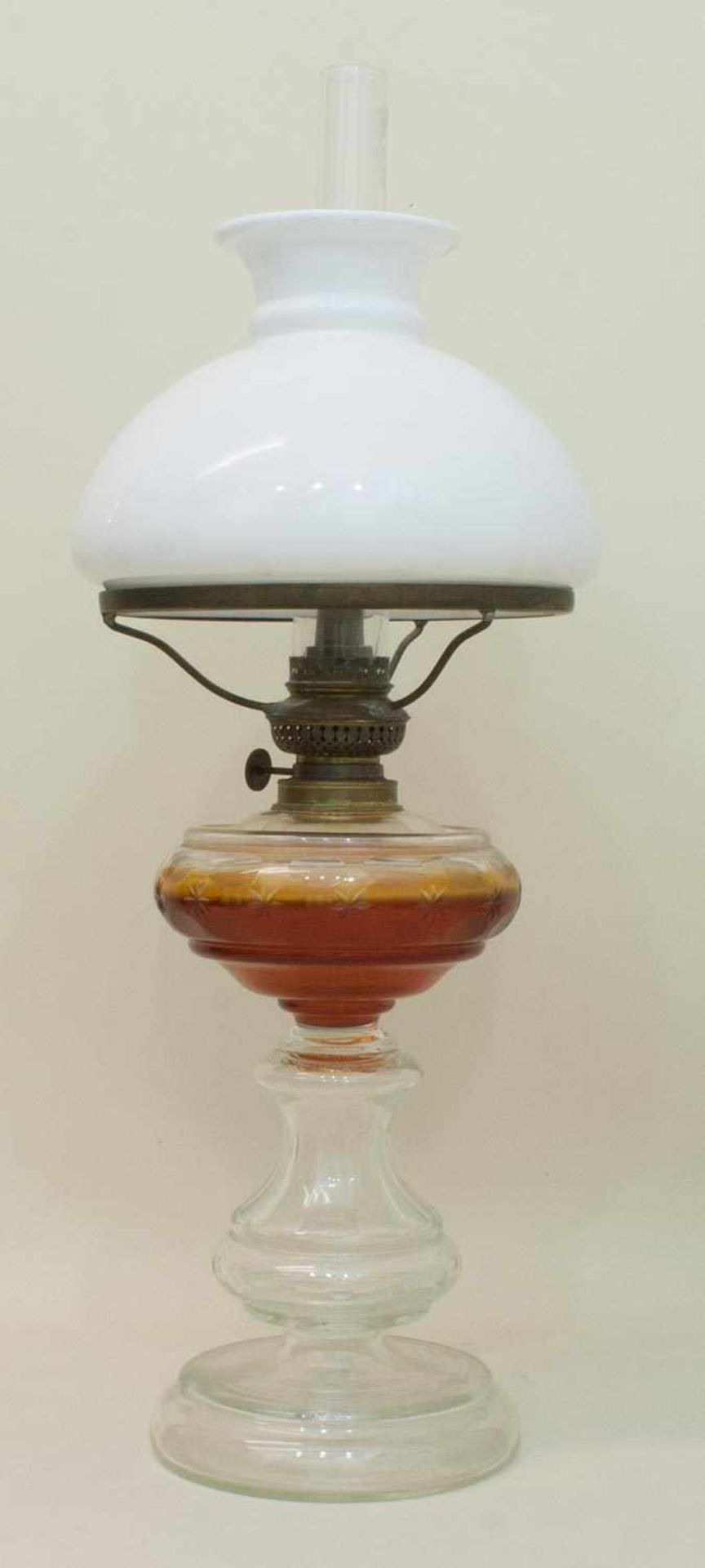 Petroleum Lampe um 1870, Kristallglaskorpus, handgeschliffen, mit großem Bodenabriß, H. 58 cm