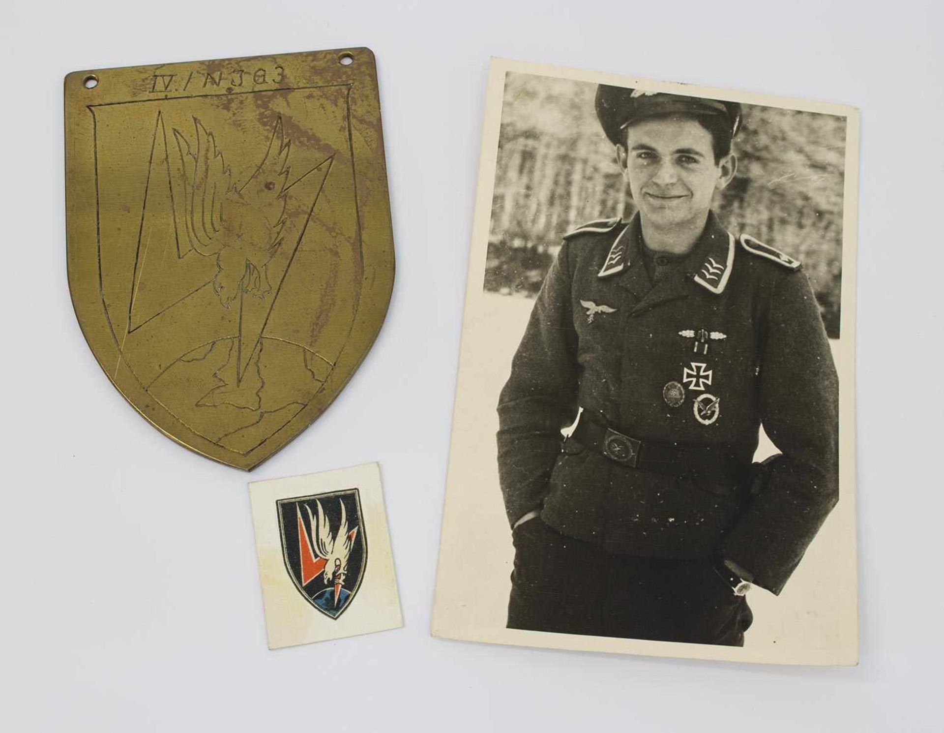 Lot II. WK Foto Feldwebel Hans Phillip und Emblem des Nachtjagdgeschwader 3 (Messing) 10 x 7,2 cm