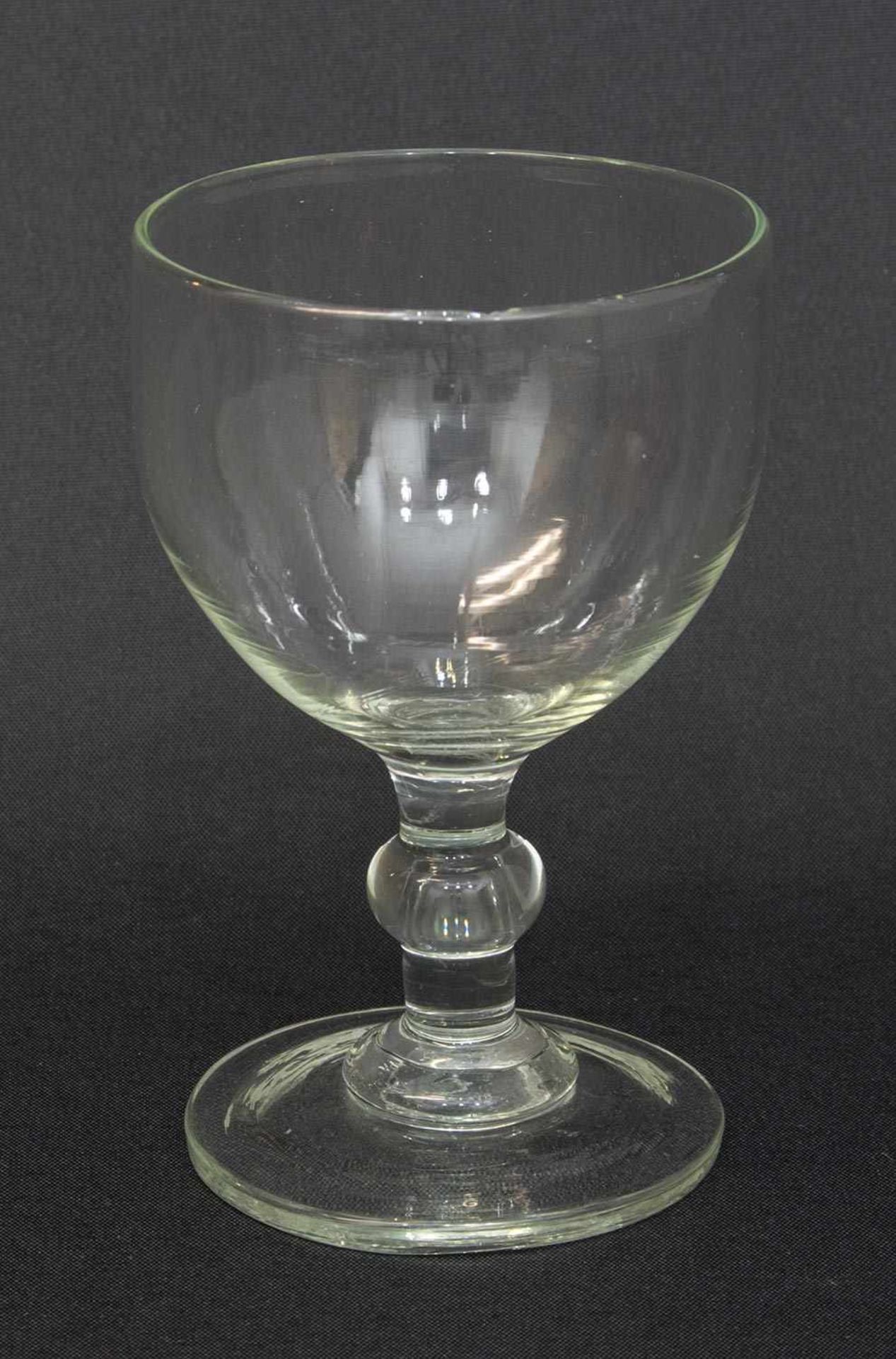 Weinkelch Mitte 19. Jh., mundgeblasenes Klarglas, glockenförmige Kuppa, Schaftnodus, großer