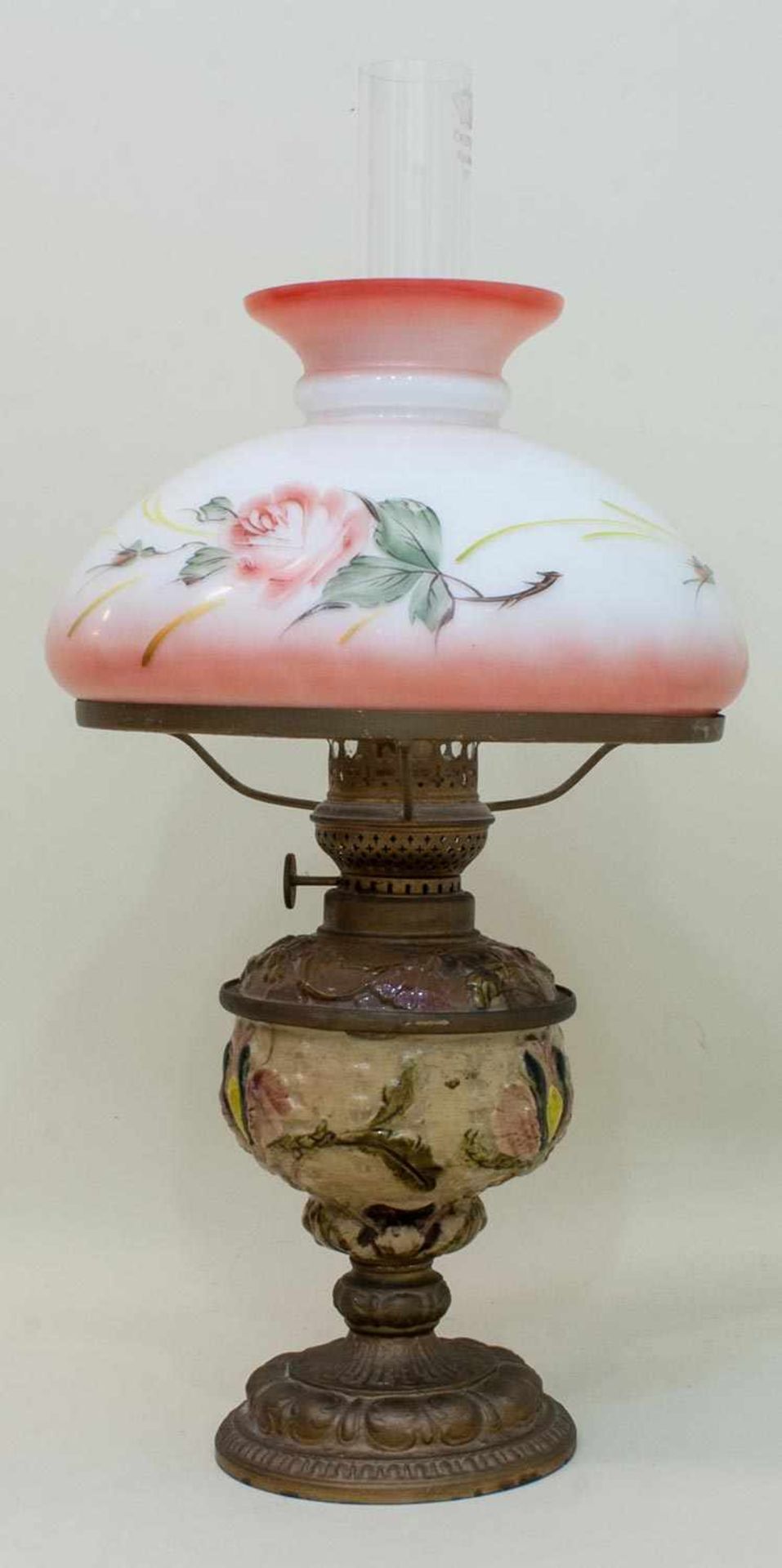 Petroleum Lampe um 1900, Fayencekorpus, farbig glasiert, handbemalter Milchglasschirm, H. 54 cm
