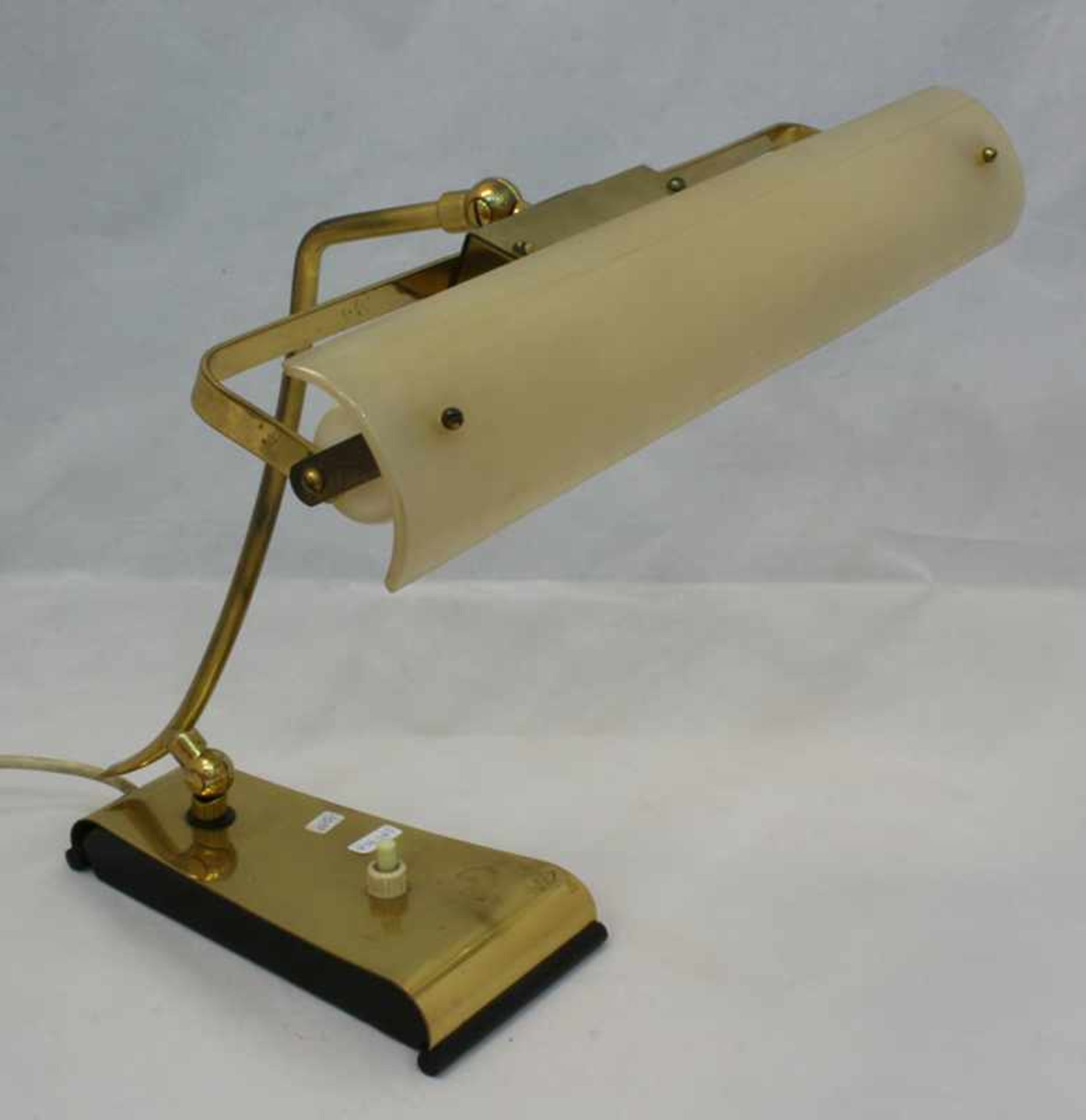 Design Schreibtischlampe um 1960, Messingfuß, schwenkbar mit Blendschutz, H. 33 cm, nicht