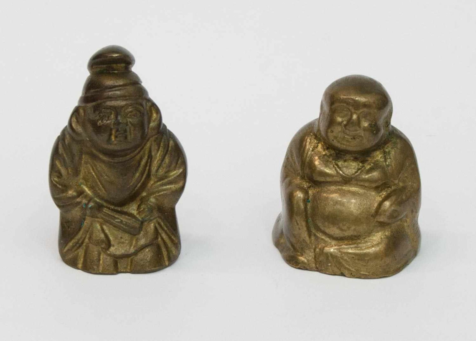 2 Asiatische Bronzen Heiligenfiguren, H. 4 und 5 cm