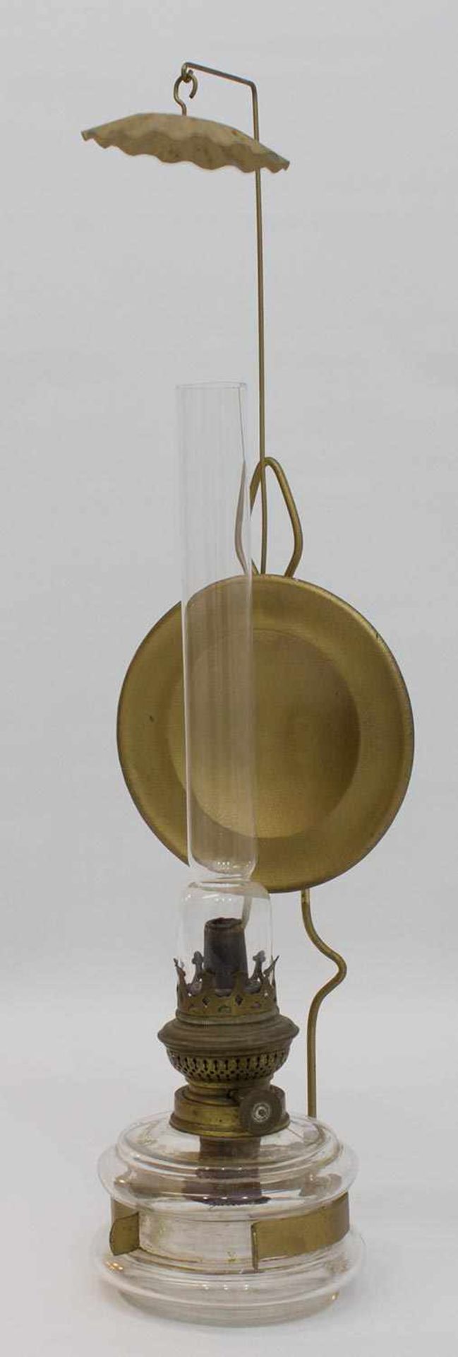 Wandpetroleumlampe um 1900, Glasbehälter, verschiebbarer Blaker, H. 37 cm
