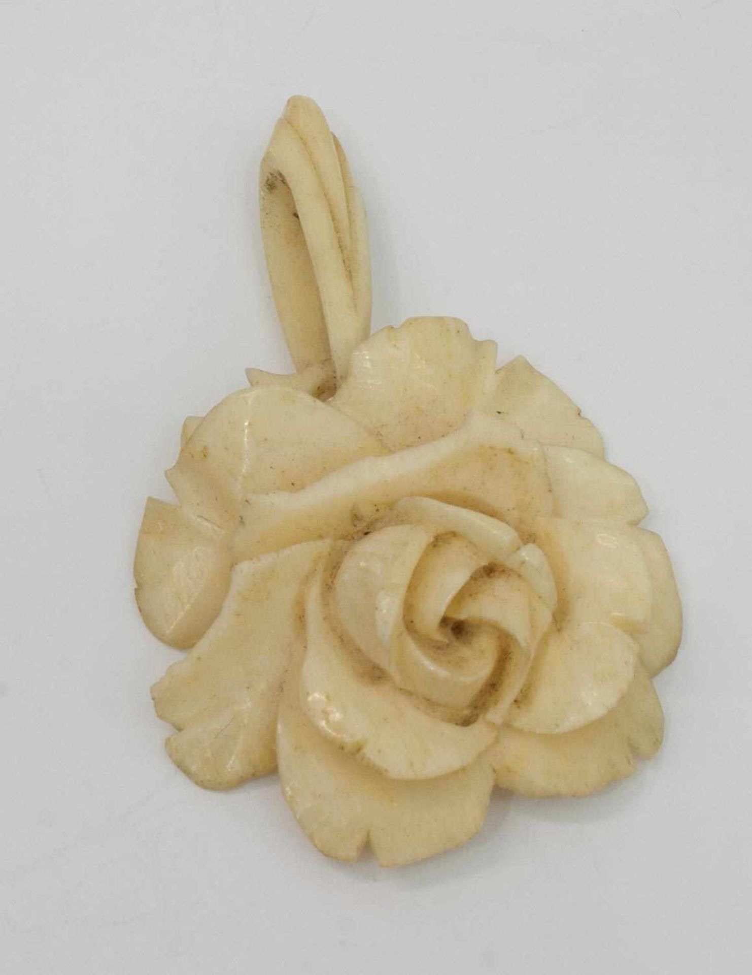 Kettenanhänger Bein, in Form einer plastischen Rosenblüte geschnitzt, ein Blütenblatt bestoßen, L.