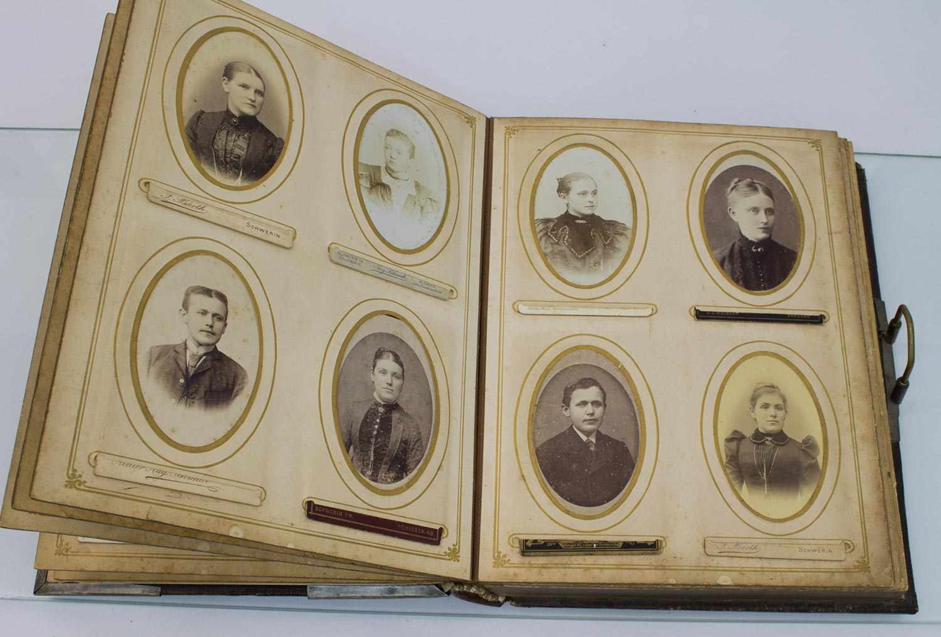 Mecklenburger Fotoalbum um 1890, Leder mit geprägten Verzierungen und Spieluhr, 50 Pappfotos, - Bild 3 aus 4
