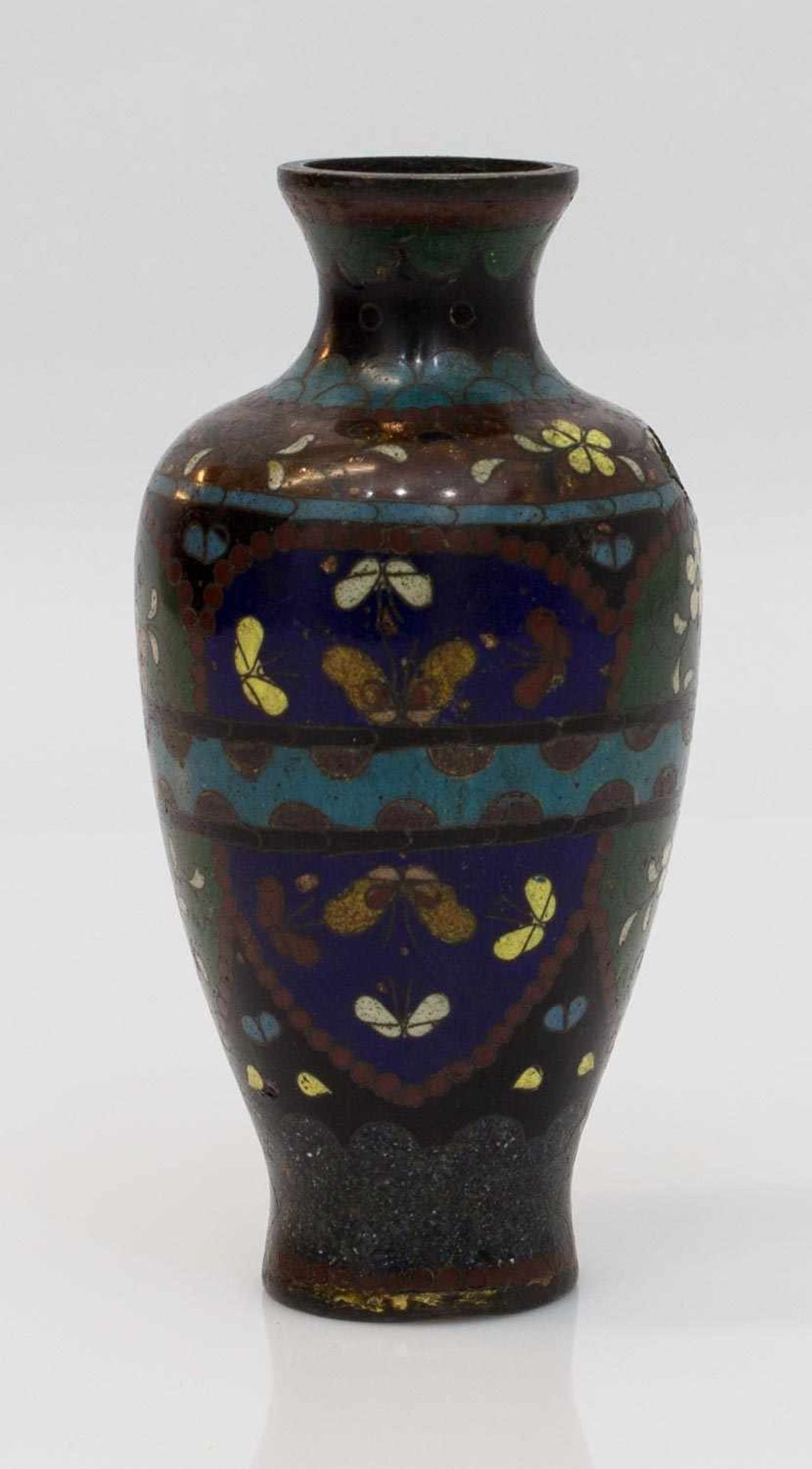Antike Cloissonette Vase Asien 19. Jh., Blumen- u. Insektendekor auf Kupfer, diverse Beschädigungen, - Bild 2 aus 2