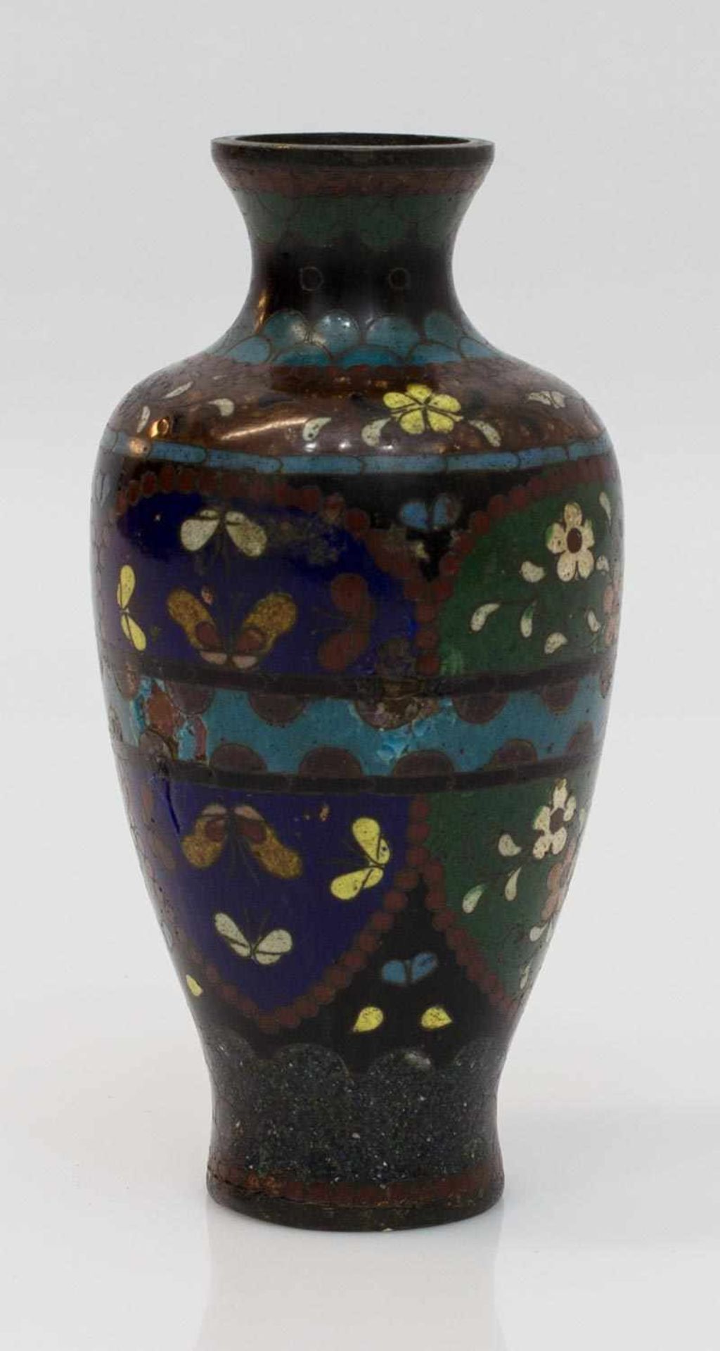 Antike Cloissonette Vase Asien 19. Jh., Blumen- u. Insektendekor auf Kupfer, diverse Beschädigungen,