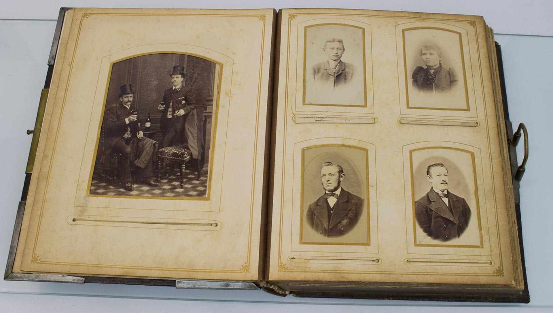 Mecklenburger Fotoalbum um 1890, Leder mit geprägten Verzierungen und Spieluhr, 50 Pappfotos, - Bild 2 aus 4