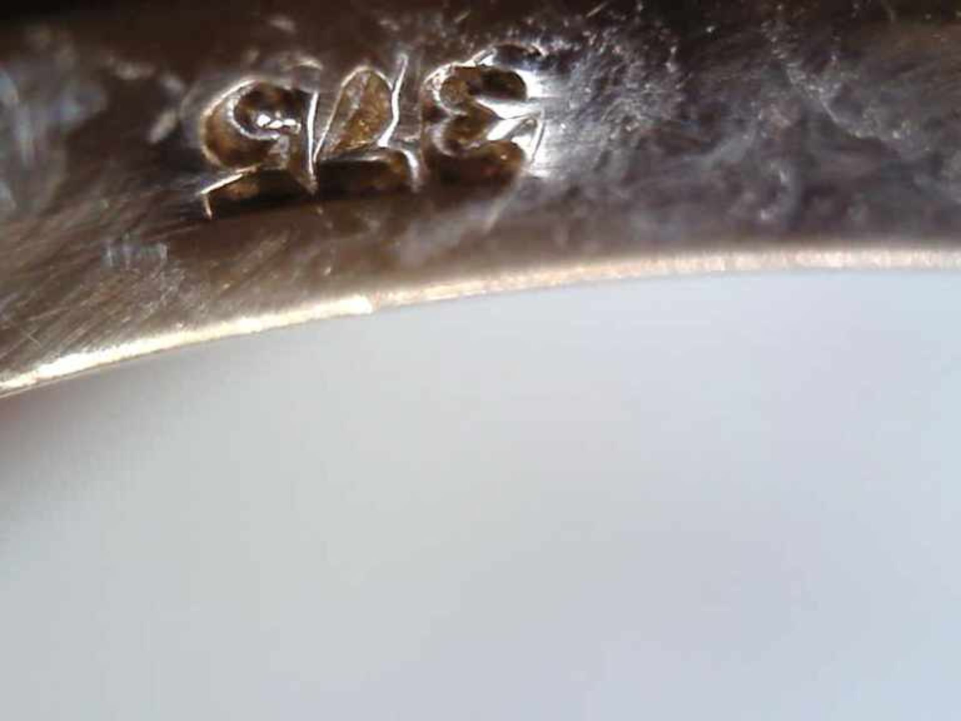 Damenring 375er GG, 4,8 g, durchbrochen geschwungen gearbeiteter Ringkopf, mit einem großen - Bild 2 aus 2