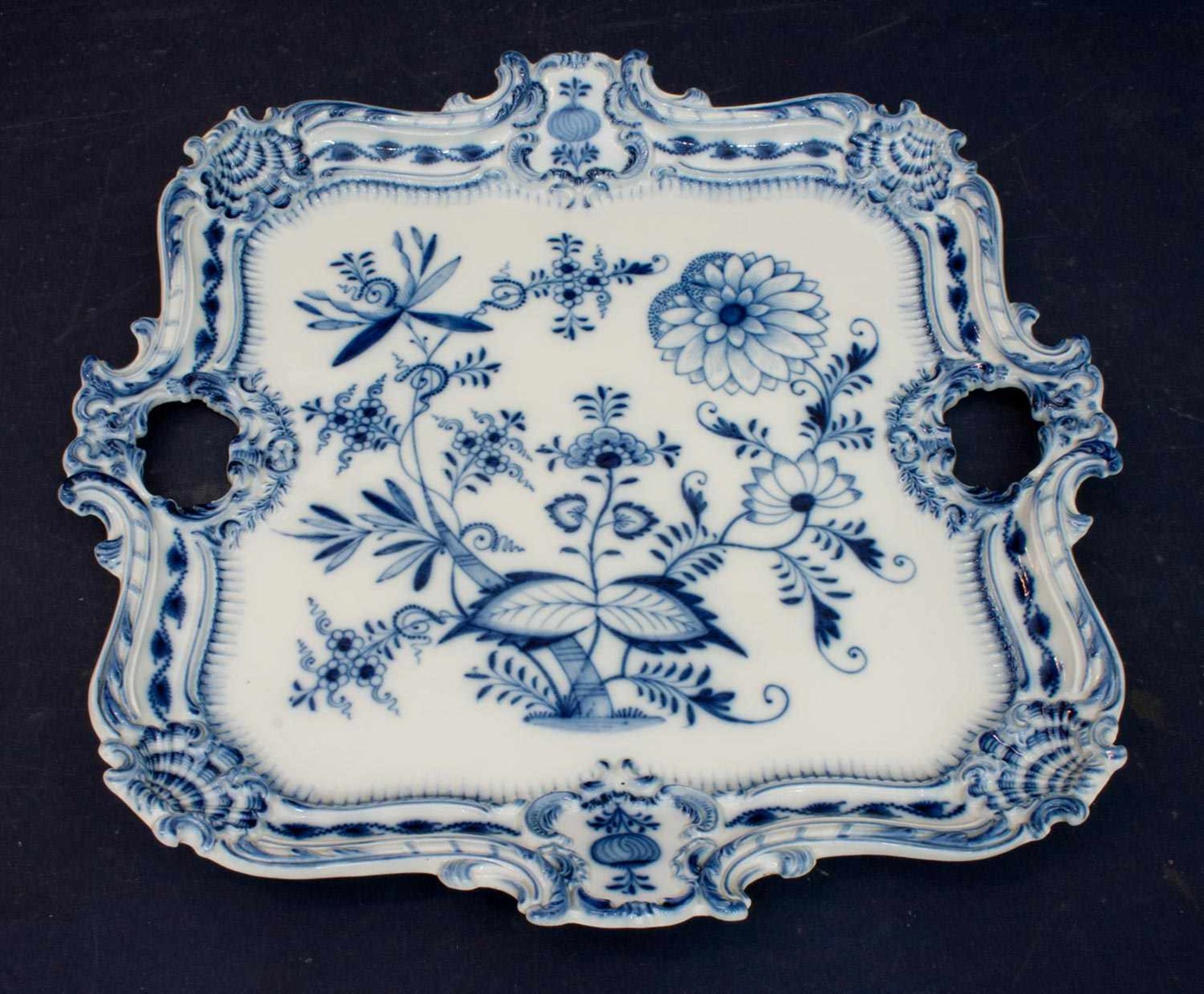 Prunkplatte Porzellanmanufaktur Meissen vor 1860, Weißporzellan mit handgemaltem Zwiebelmusterdekor,