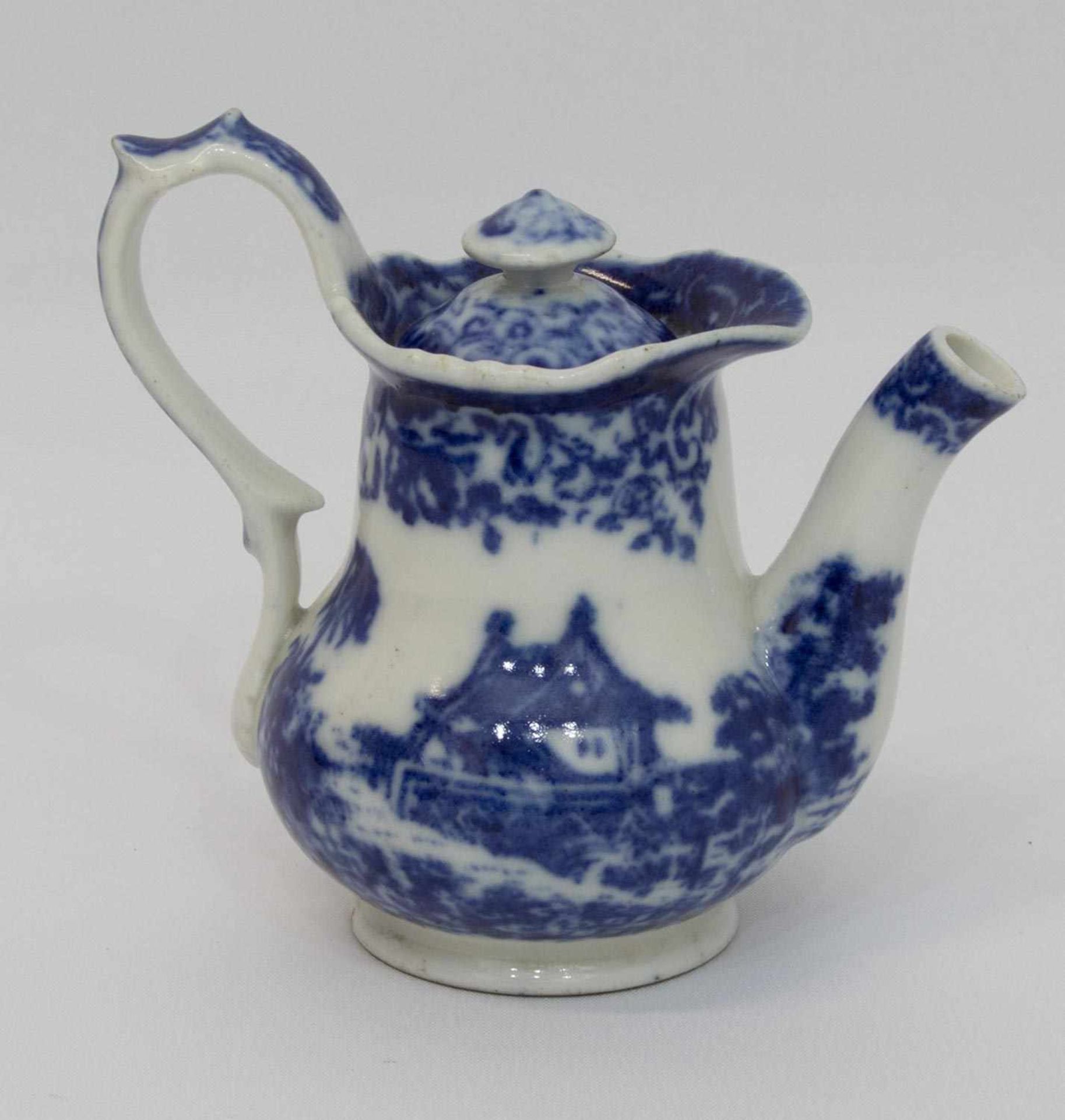 Teekännchen um 1880, Weißporzellan mit blauem chinesischen Dekor, H. 11 cm