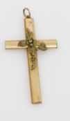 Biedermeier Kreuz um 1860, vergoldet, mit aufgesetztem floralen Dekor, mit einer kleinen Perle,
