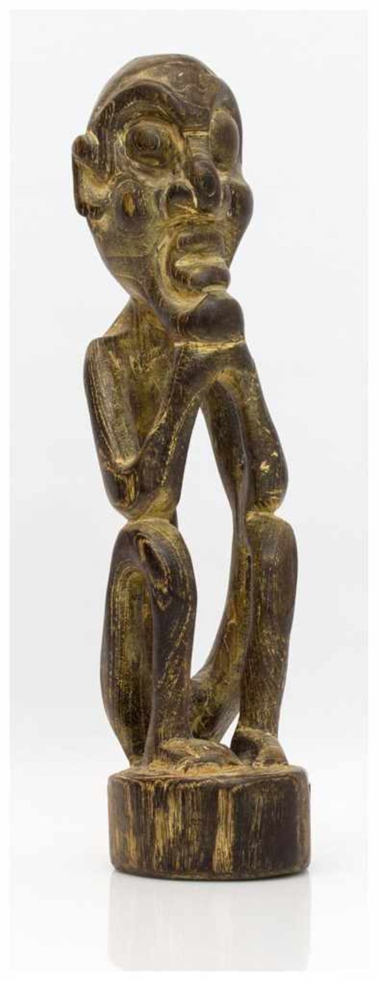 Ahnenfigur wohl Südsee 20. Jh., sitzende Ahnenfigur mit aufgestütztem Kinn, Holz geschnitzt, H. 30