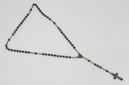 Rosenkranz Kette mit roten Perlen und herzförmigen Zwischenstück, L. 37 cm