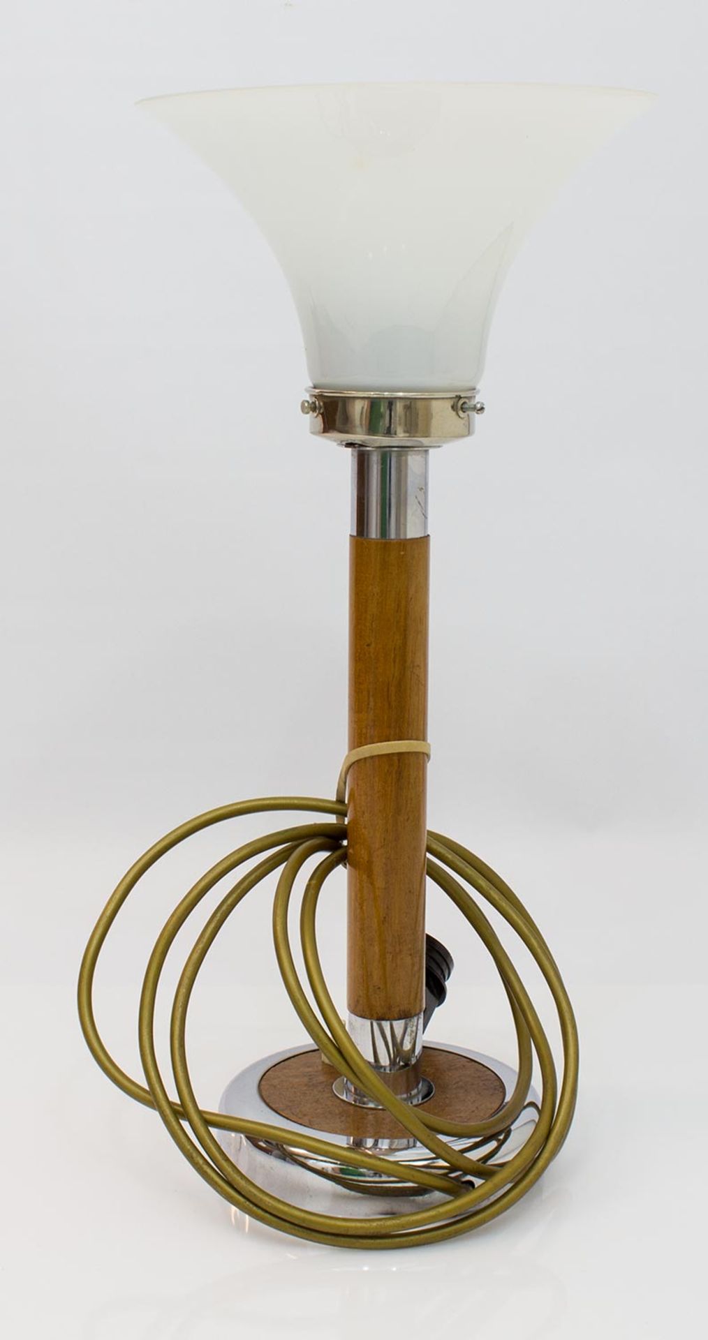 Tischlampe Mitte 20. Jh., Holzfuss u. Schaft mit verchromter Montierung, Milchglasschirm, H. 42 cm