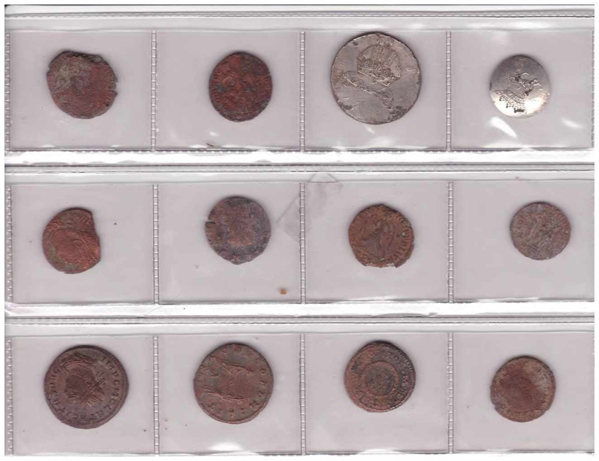 Lot Münzen antike Kupfermünzen, 10 Stück, dazu 2 Knöpfe