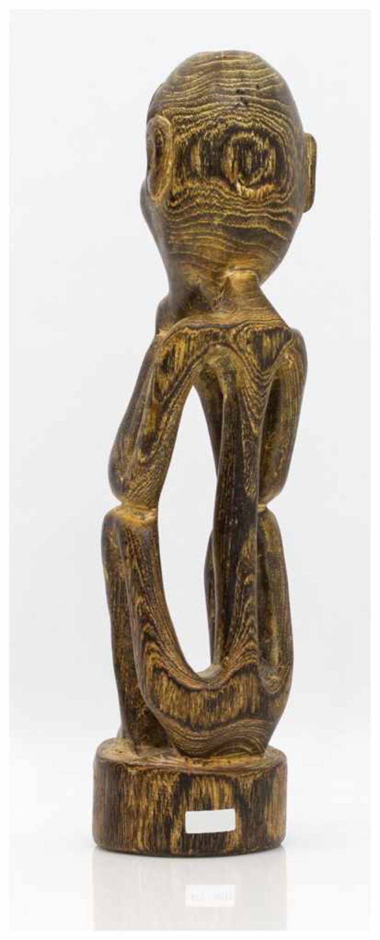 Ahnenfigur wohl Südsee 20. Jh., sitzende Ahnenfigur mit aufgestütztem Kinn, Holz geschnitzt, H. 30 - Bild 2 aus 2
