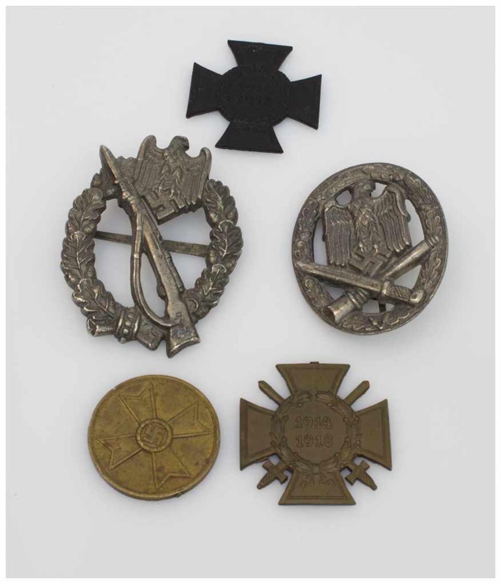 3 Abzeichen und 2 Repliken III. Reich, Ösen fehlen und 2 Sammlerrepliken, Infanterie Sturmanbzeichen