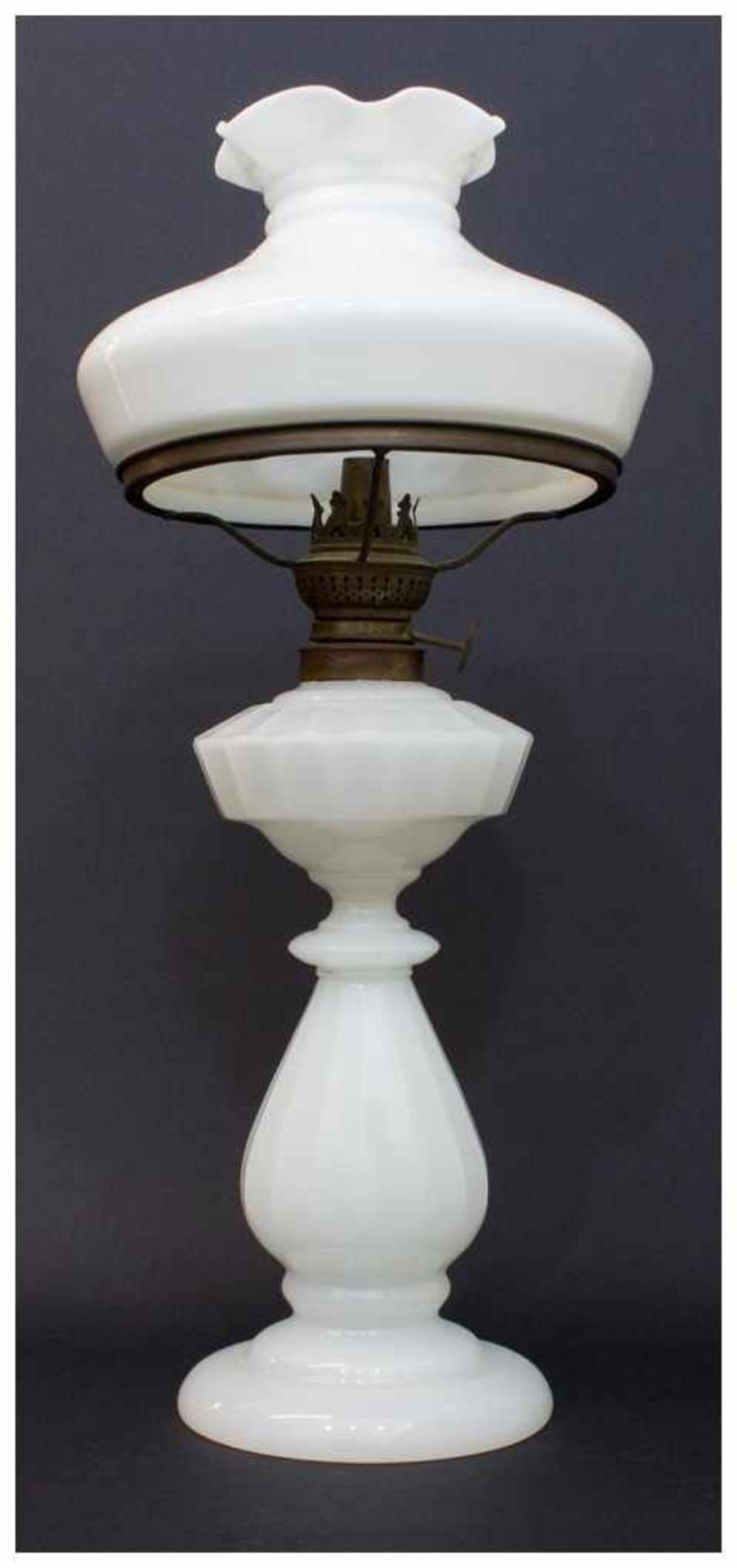Petroleumlampe Ende 19. Jh., facettierter Opalglasfuß, Messingmontierung mit Milchglasschirm,